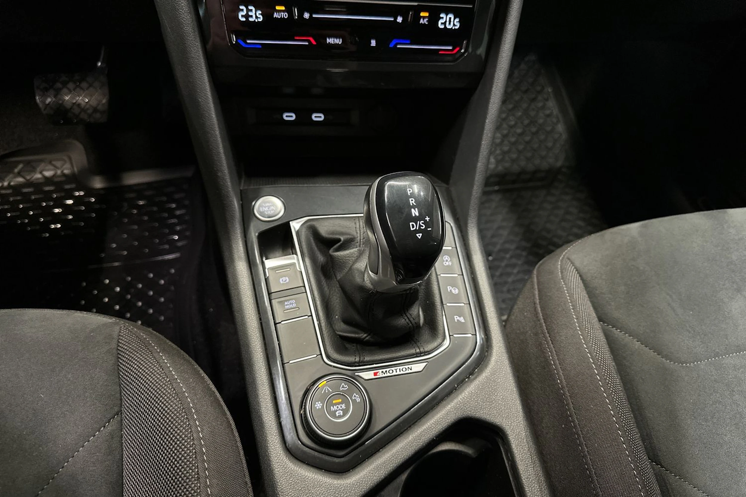musta Volkswagen Tiguan 2021 kuva 24.