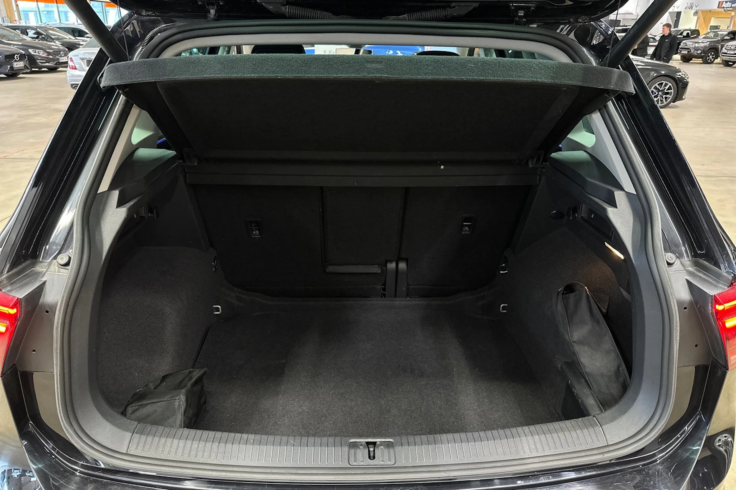 musta Volkswagen Tiguan 2021 kuva 31.