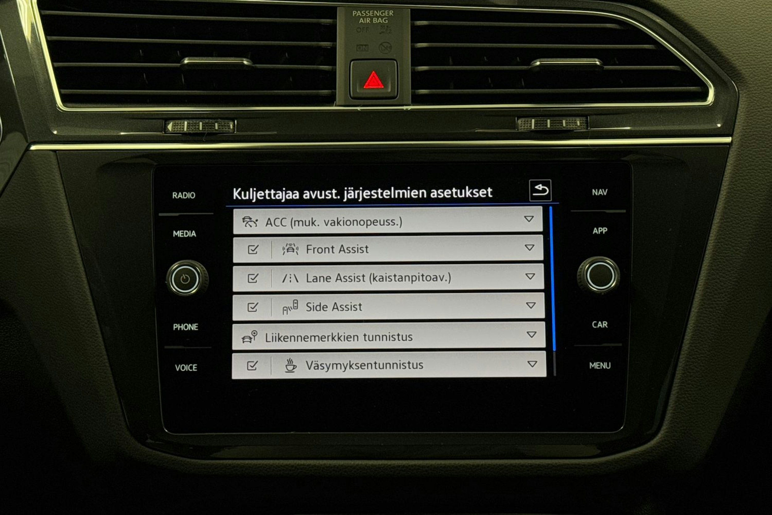 sininen Volkswagen Tiguan 2022 kuva 17.