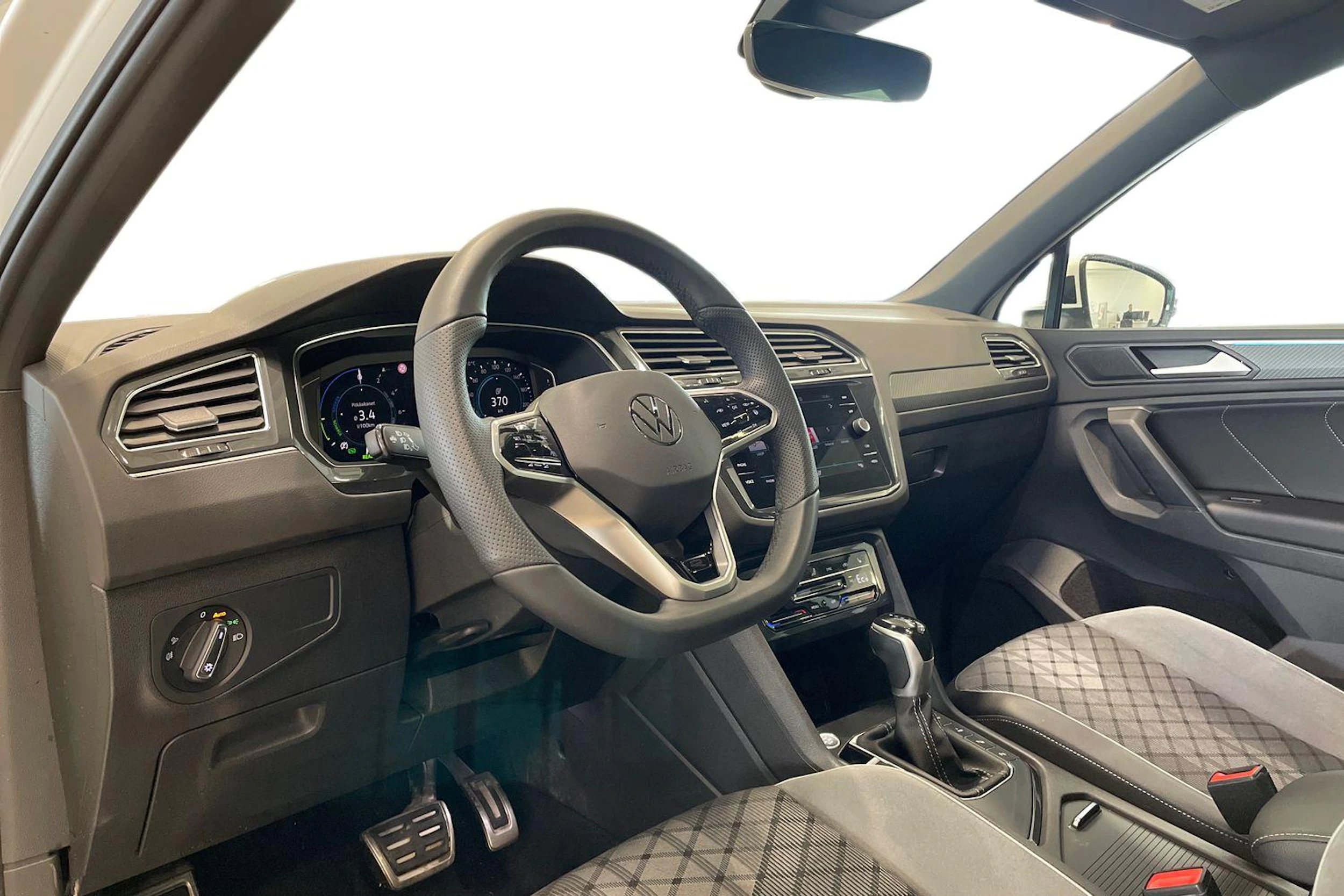 valkoinen Volkswagen Tiguan 2022 kuva 8.
