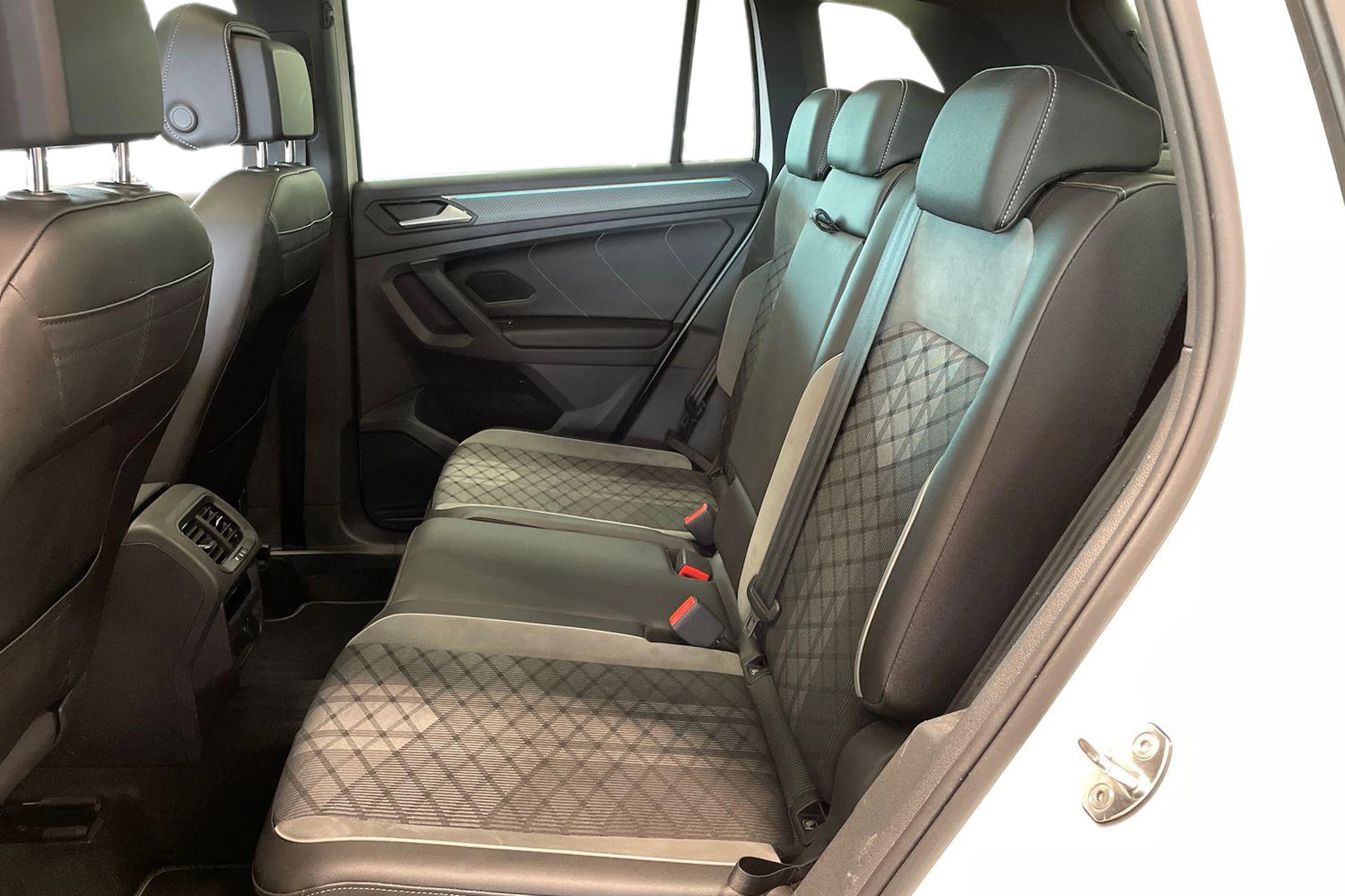 valkoinen Volkswagen Tiguan 2022 kuva 11.