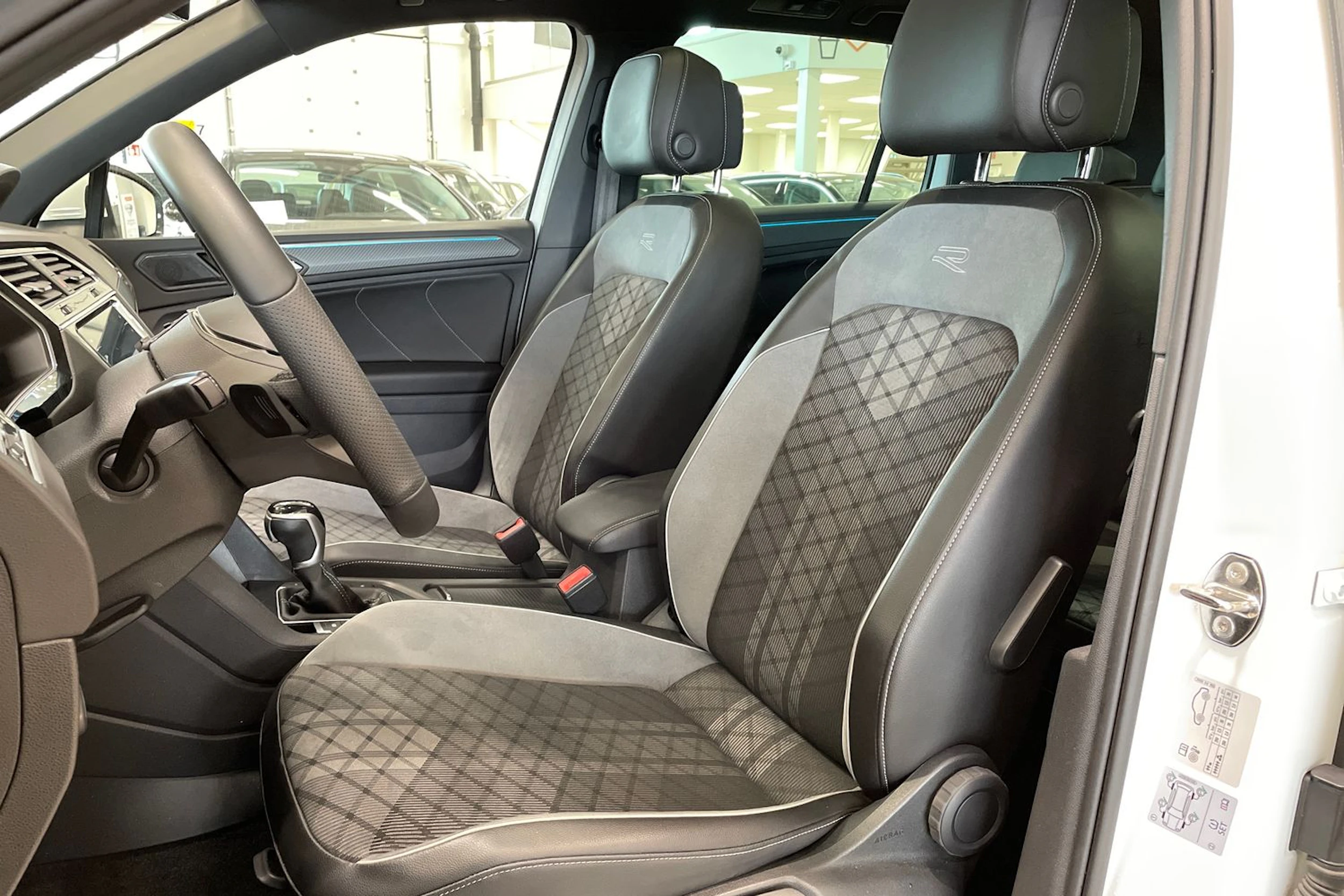 valkoinen Volkswagen Tiguan 2022 kuva 15.