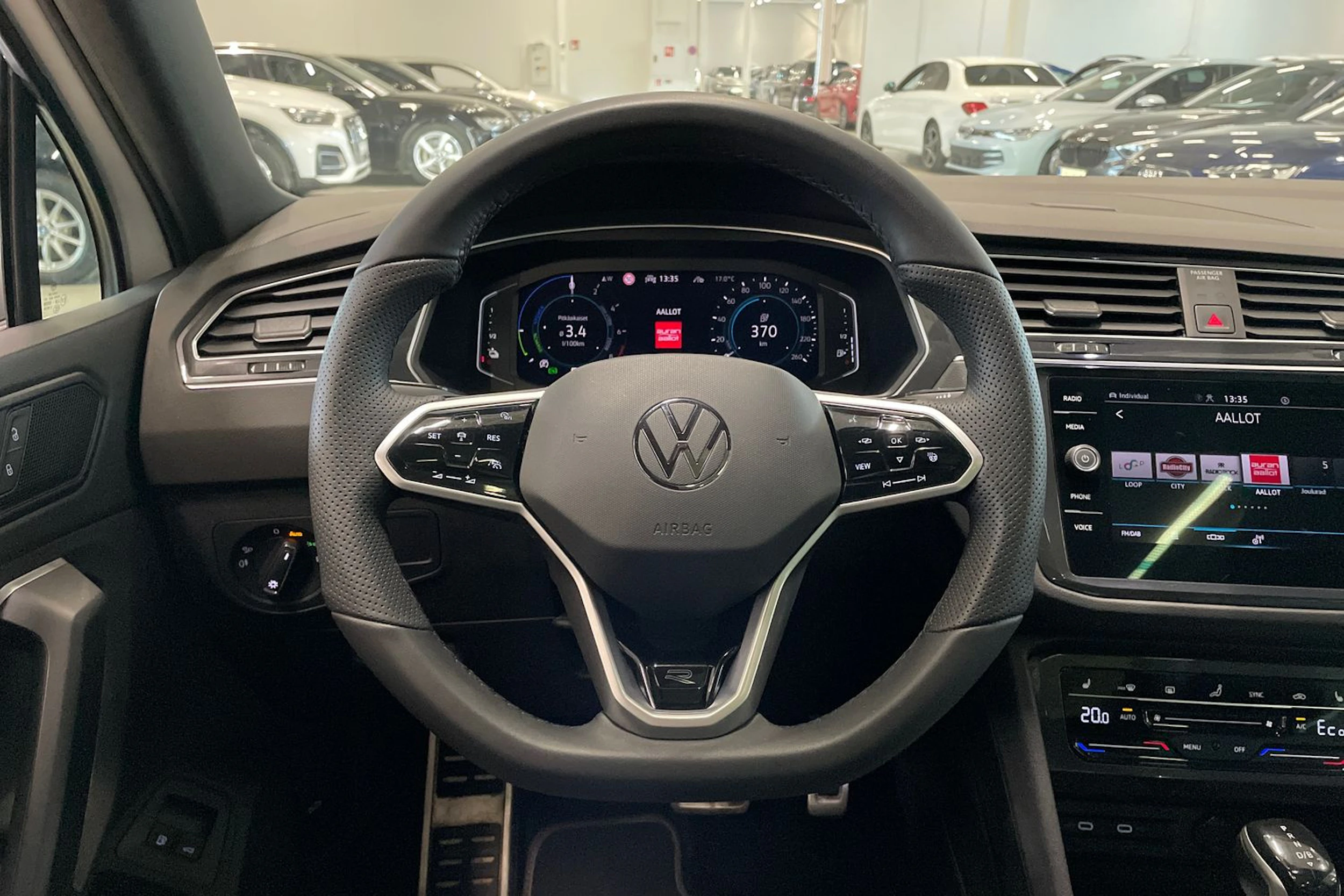 valkoinen Volkswagen Tiguan 2022 kuva 18.