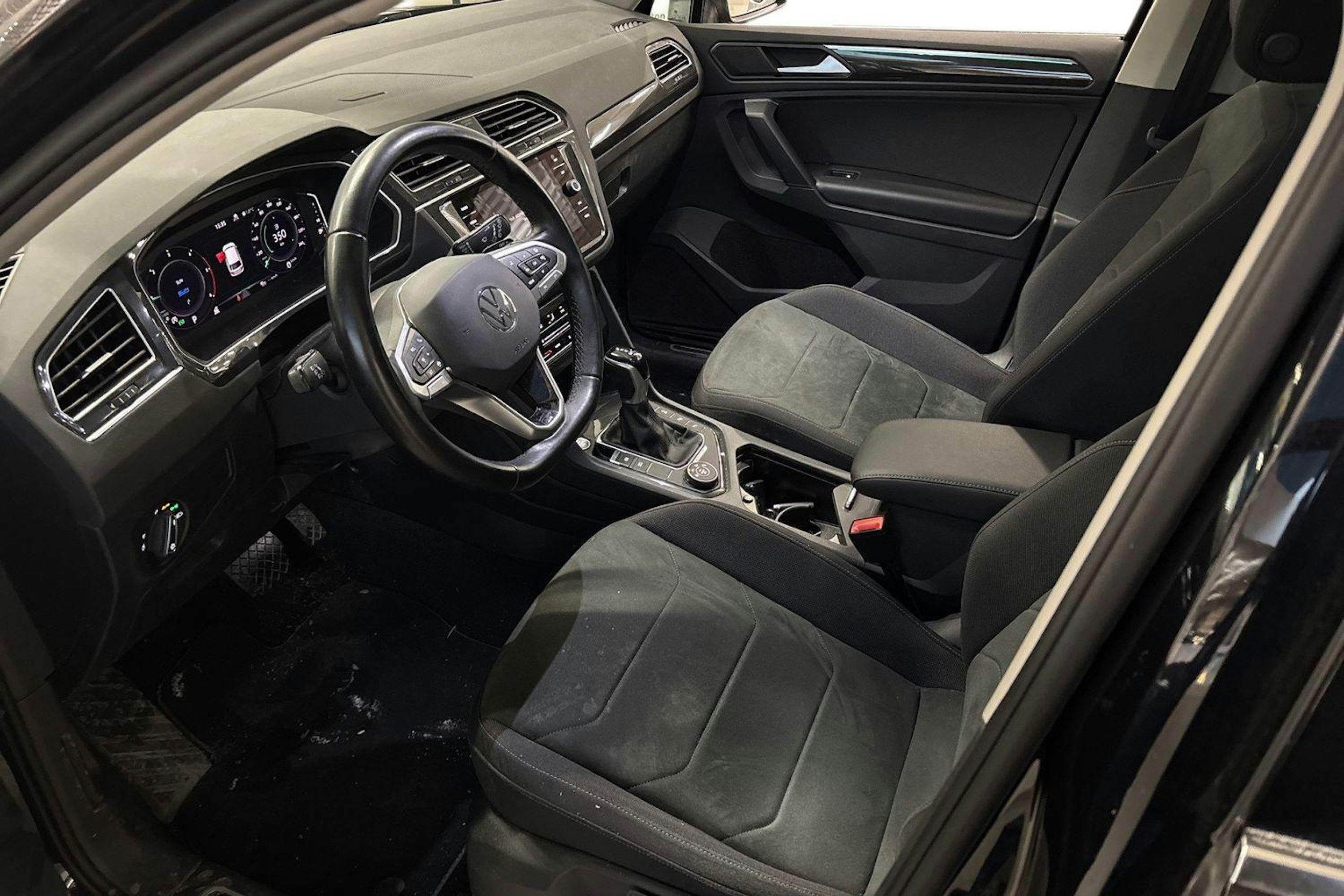 Musta Volkswagen Tiguan 2021 kuva 4.