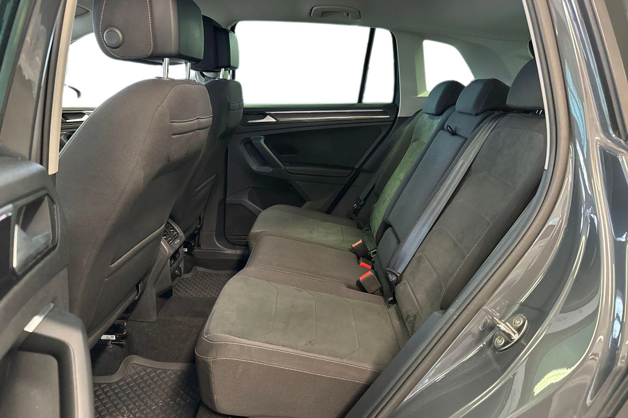 harmaa Volkswagen Tiguan 2021 kuva 8.