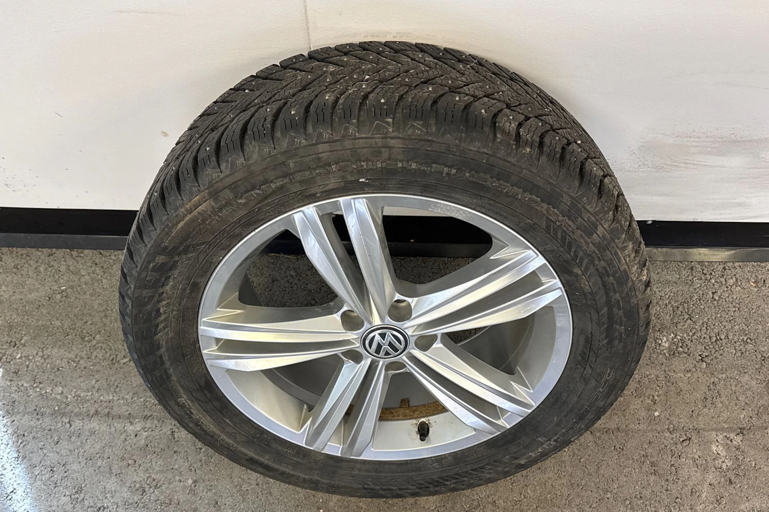 harmaa Volkswagen Tiguan 2021 kuva 11.