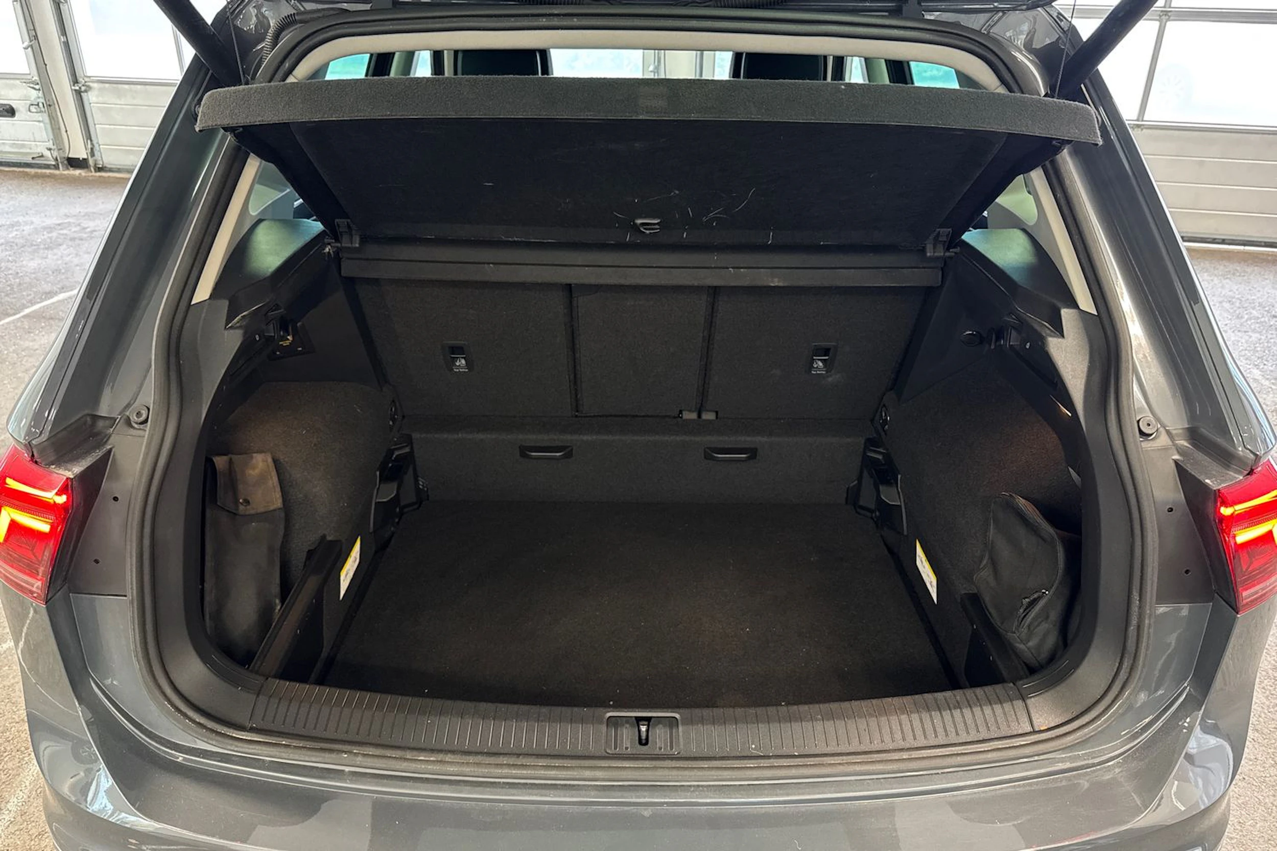 harmaa Volkswagen Tiguan 2021 kuva 13.