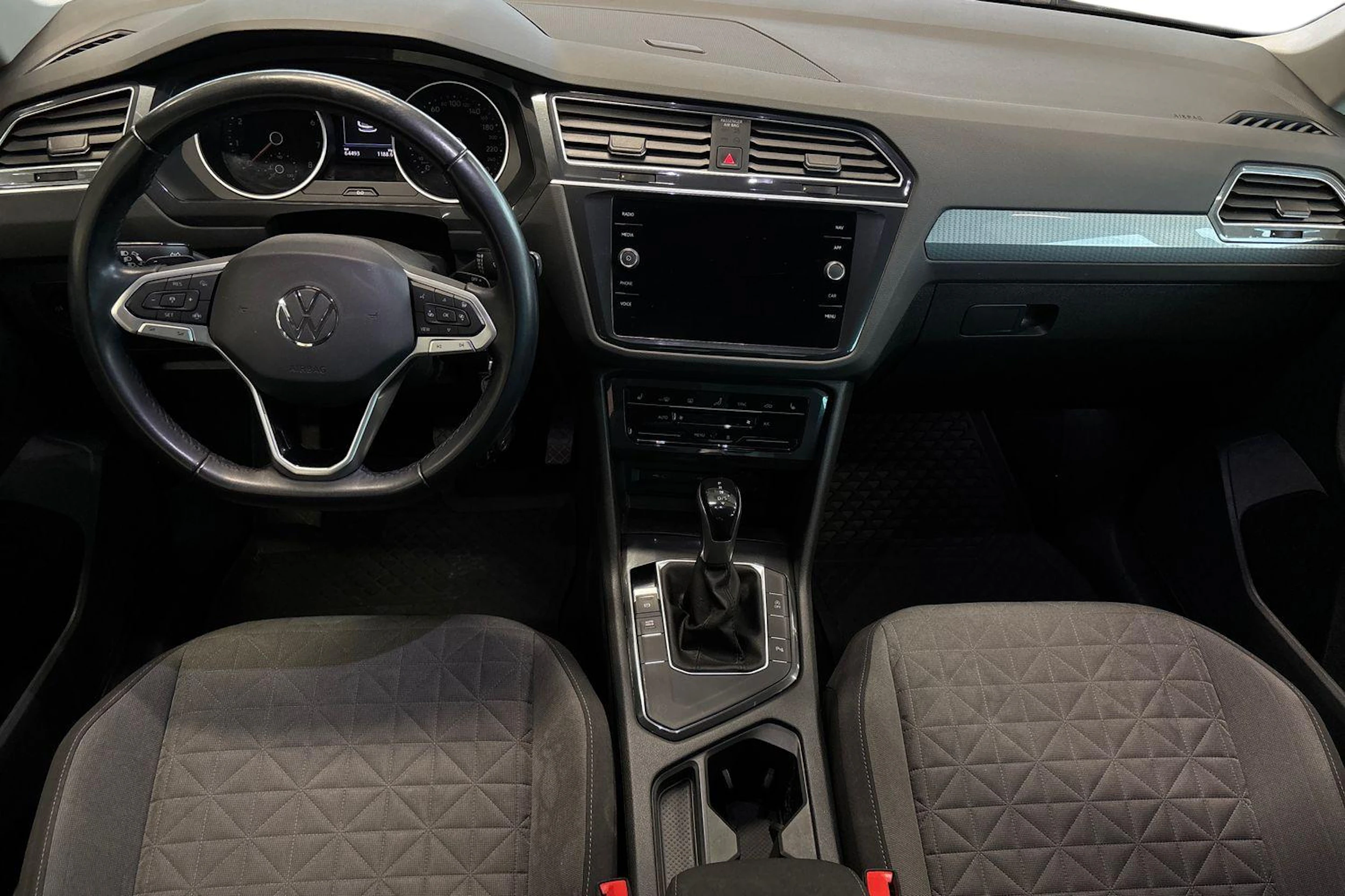 valkoinen Volkswagen Tiguan 2021 kuva 7.