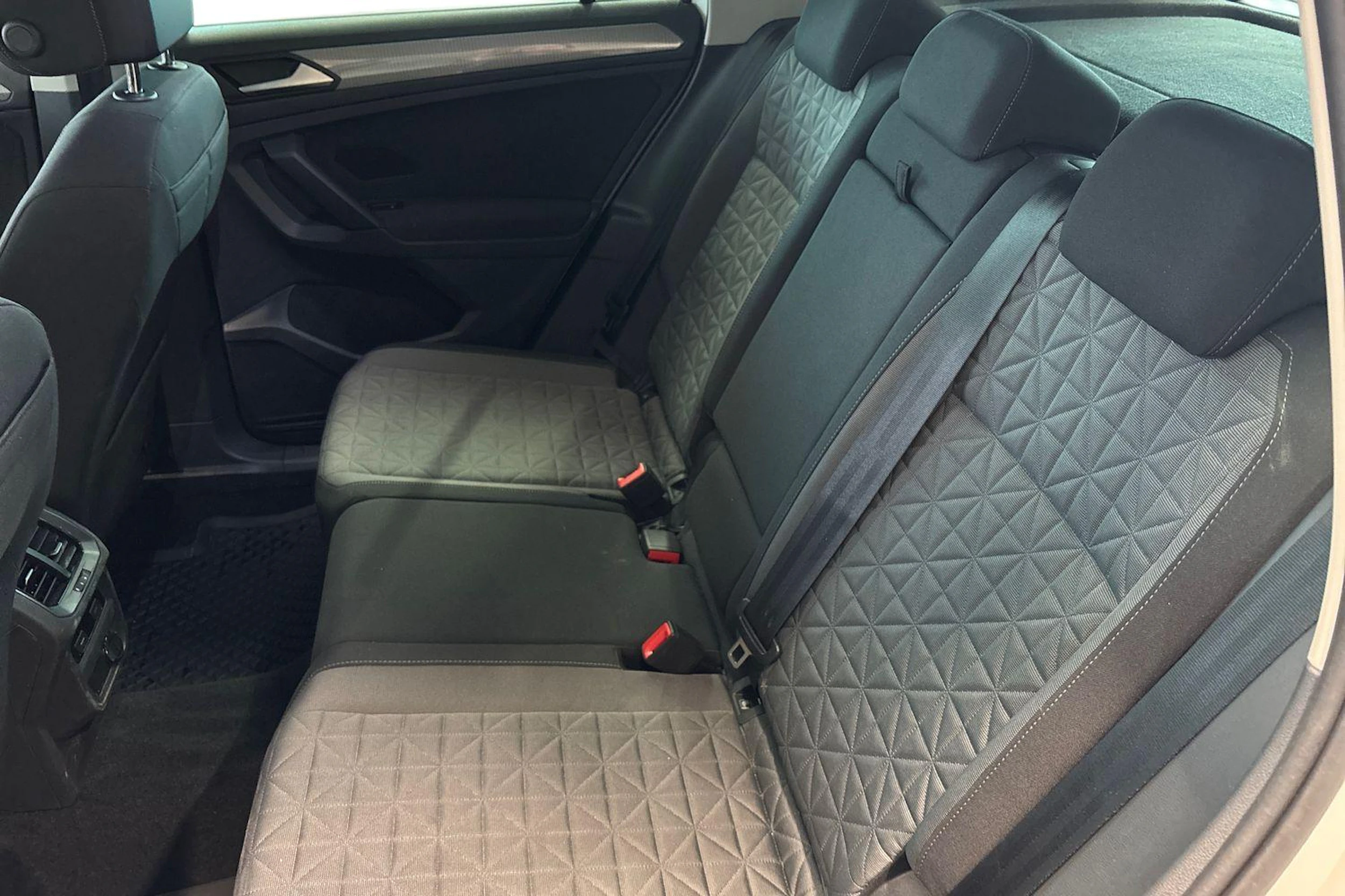 valkoinen Volkswagen Tiguan 2021 kuva 8.