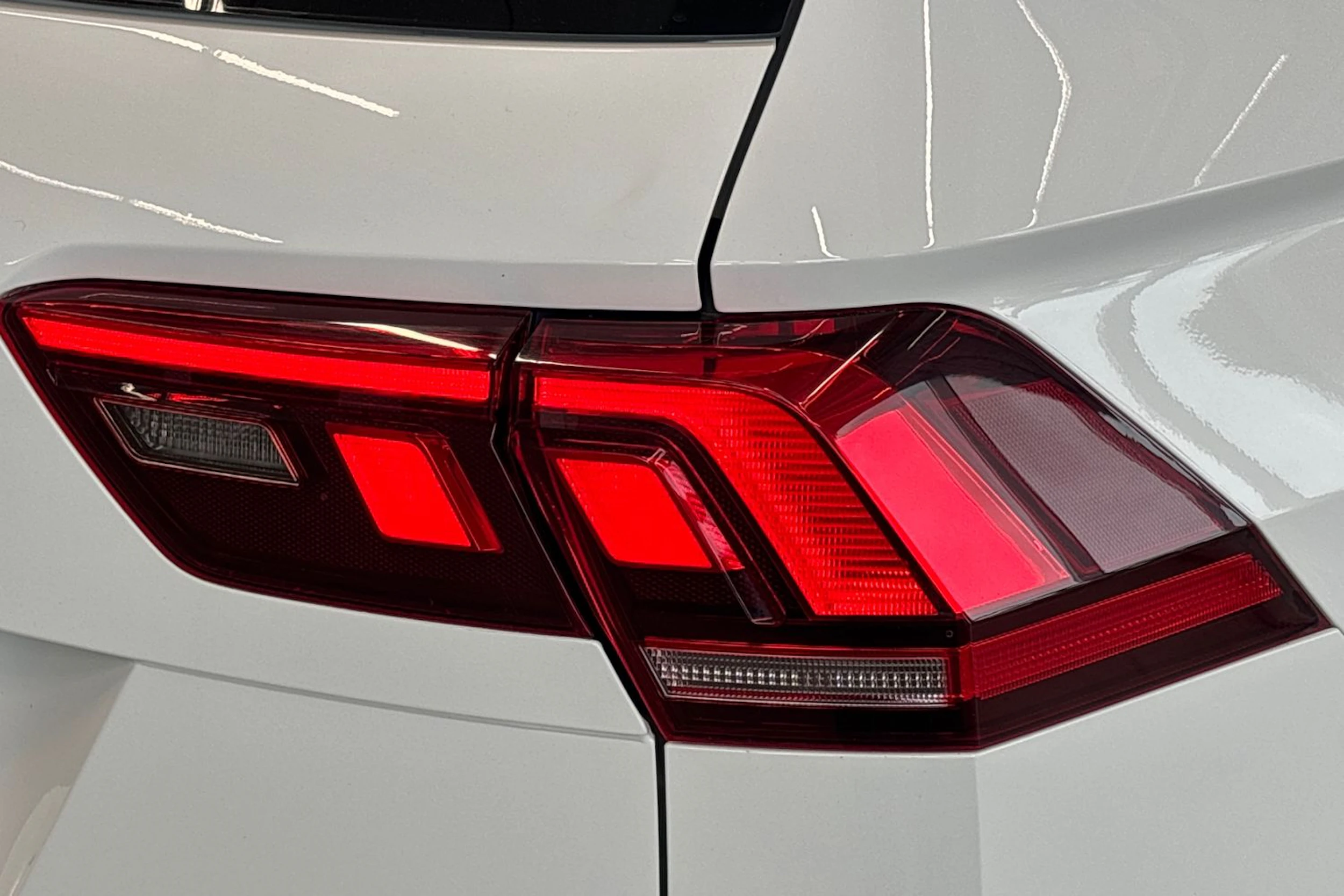 valkoinen Volkswagen Tiguan 2021 kuva 13.