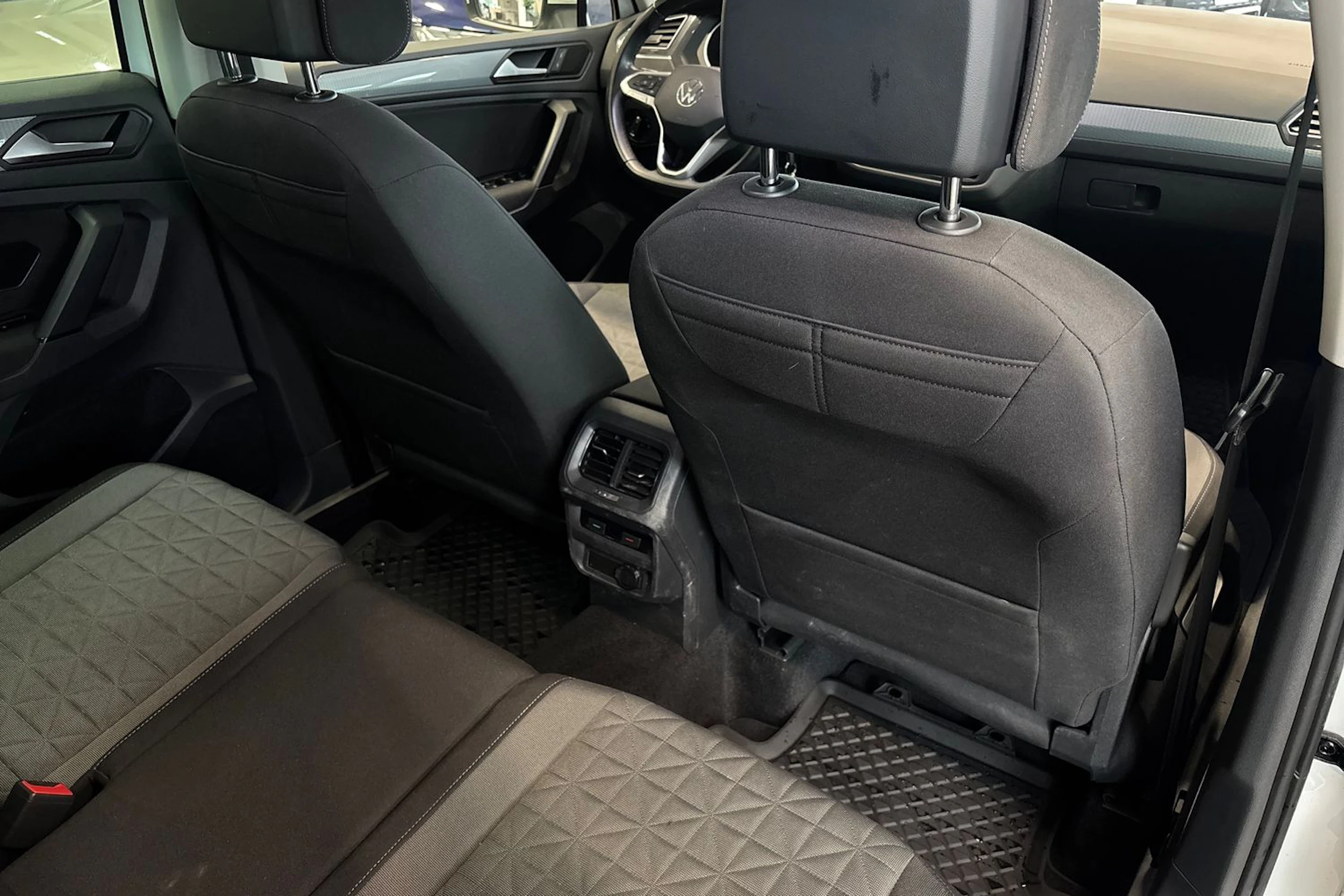 valkoinen Volkswagen Tiguan 2021 kuva 16.