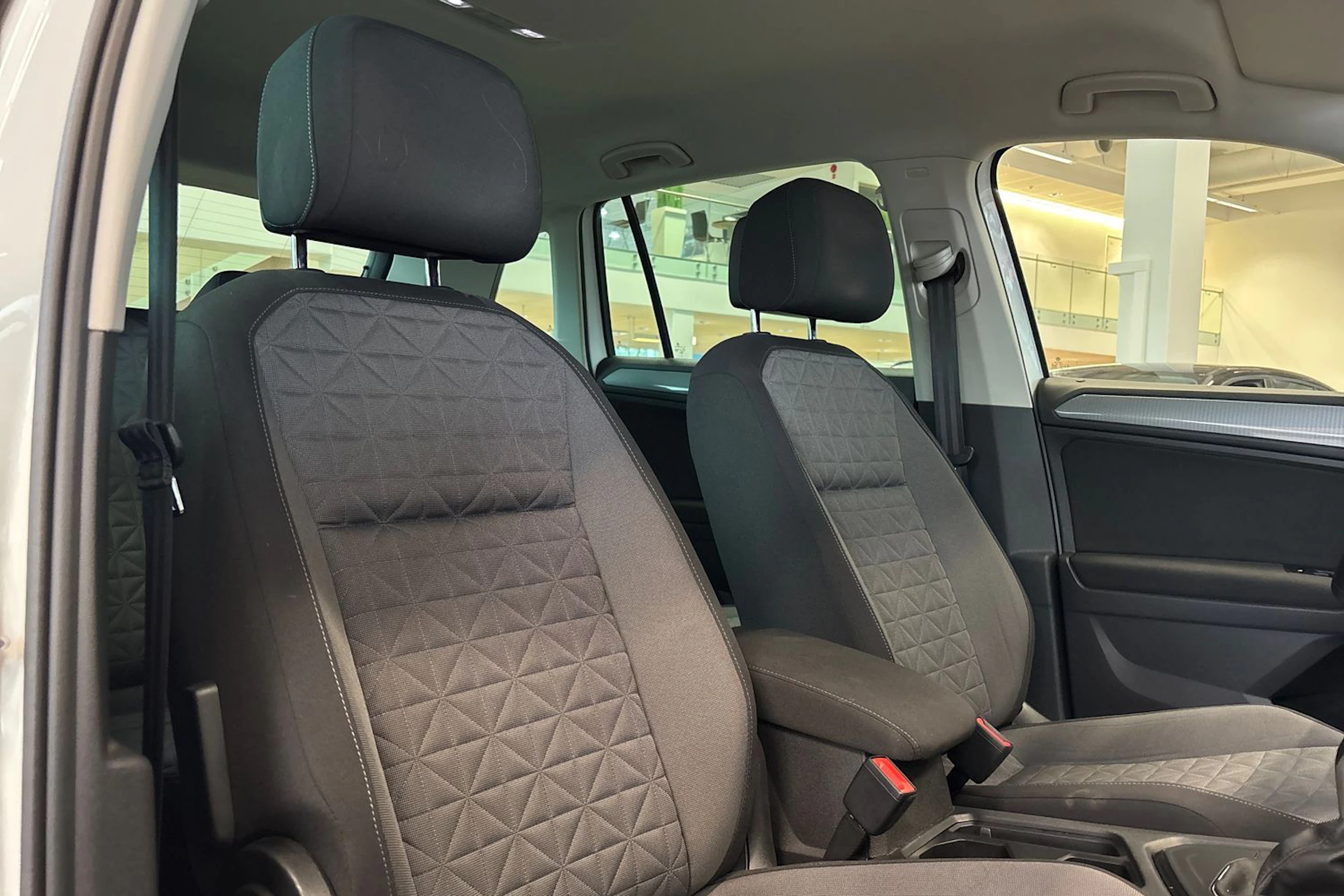 valkoinen Volkswagen Tiguan 2021 kuva 18.