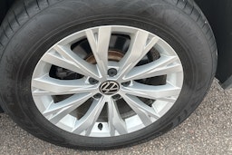 harmaa Volkswagen Tiguan 2021 kuva 9.