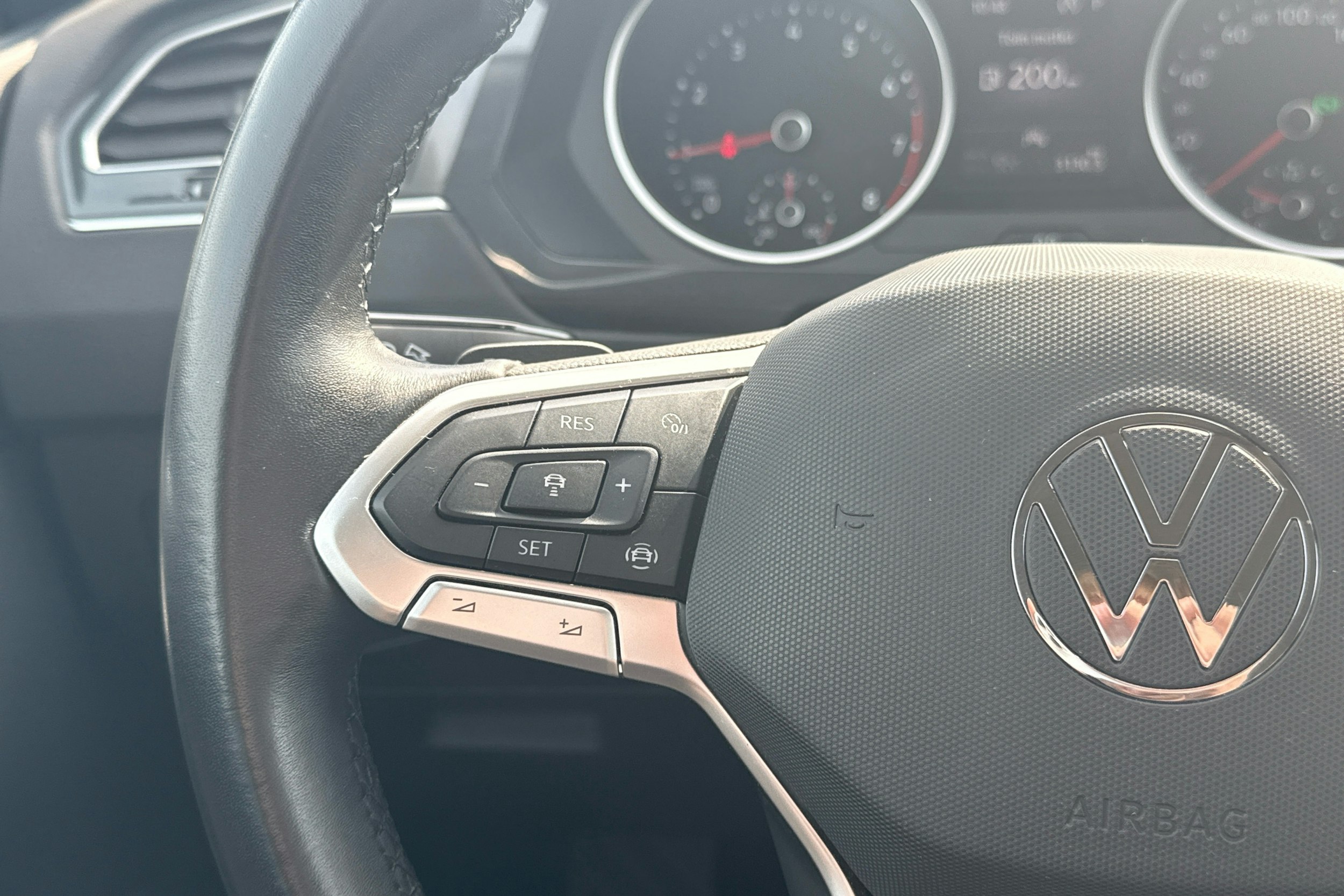 harmaa Volkswagen Tiguan 2021 kuva 12.