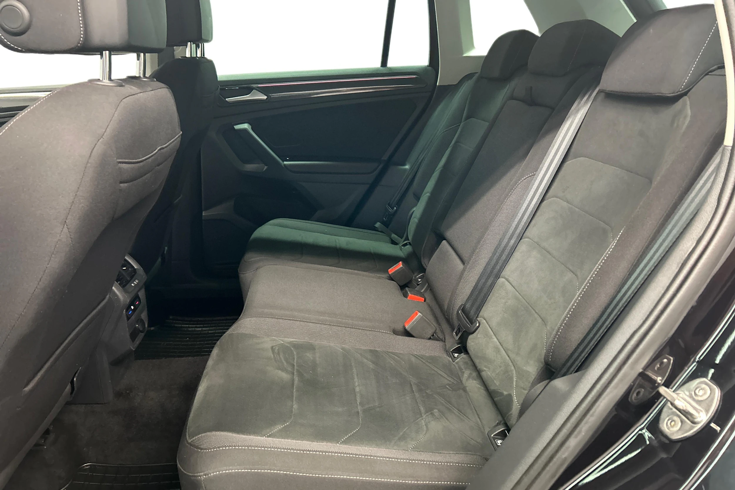 Musta Volkswagen Tiguan 2021 kuva 8.
