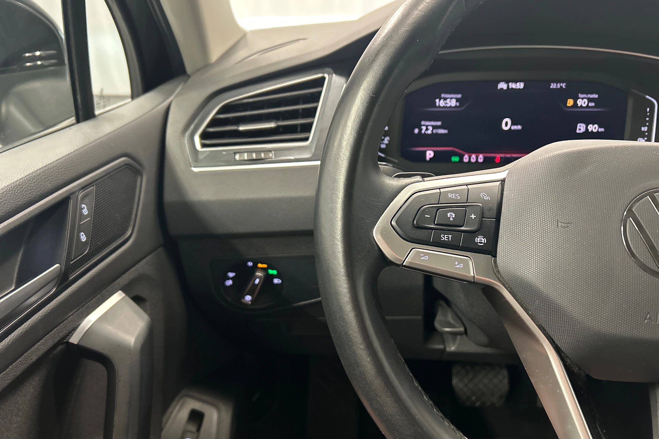 Musta Volkswagen Tiguan 2021 kuva 11.