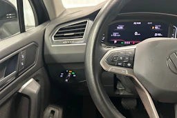 Musta Volkswagen Tiguan 2021 kuva 11.