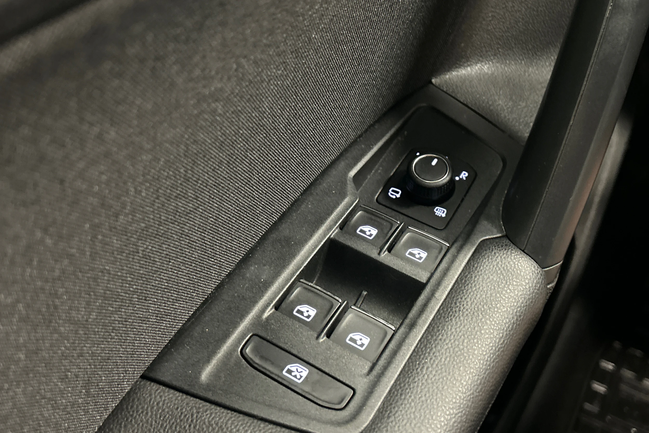 Musta Volkswagen Tiguan 2021 kuva 14.
