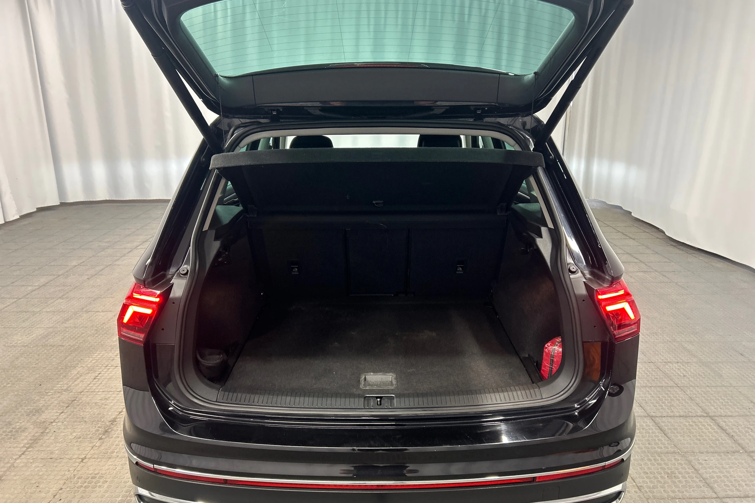 Musta Volkswagen Tiguan 2021 kuva 23.