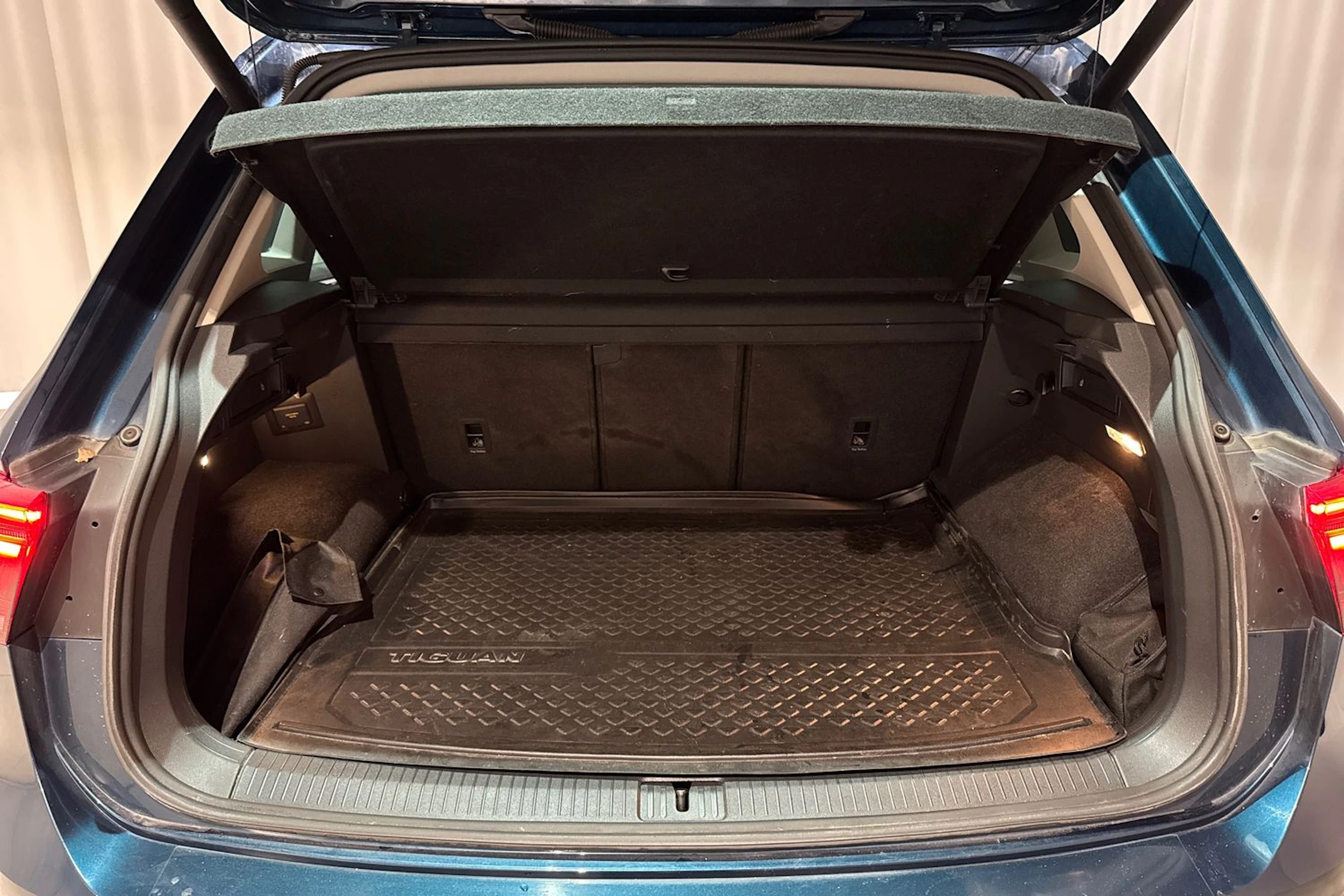 sininen Volkswagen Tiguan 2021 kuva 12.