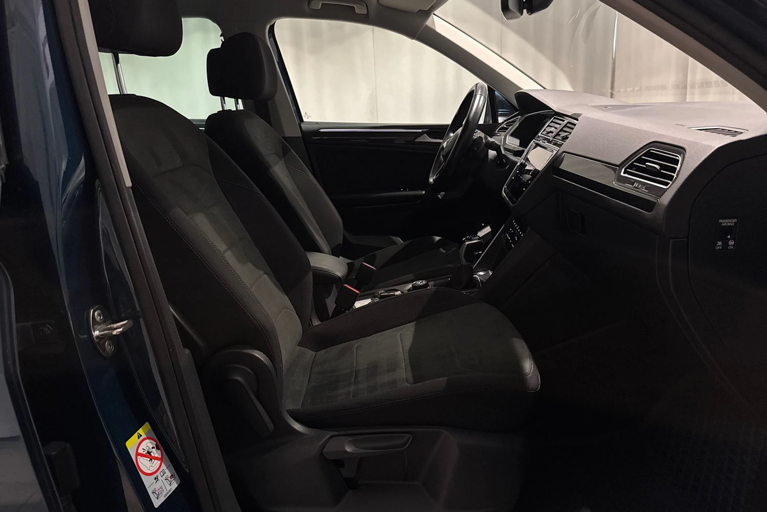sininen Volkswagen Tiguan 2021 kuva 14.