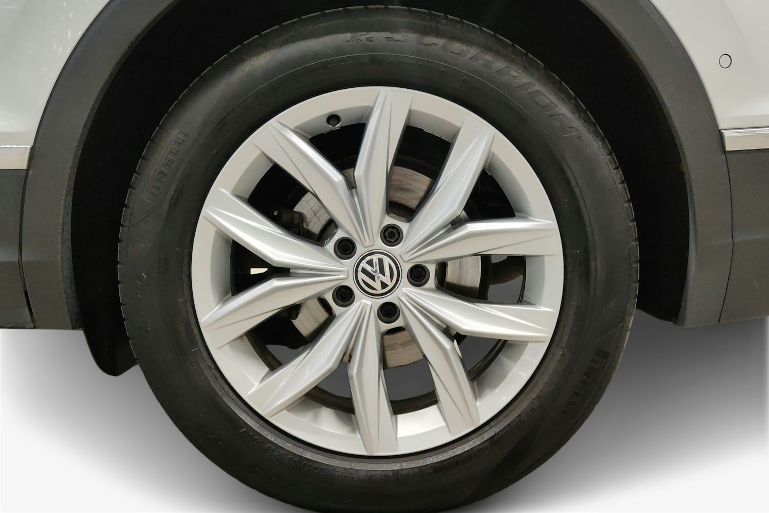 valkoinen Volkswagen Tiguan 2021 kuva 11.
