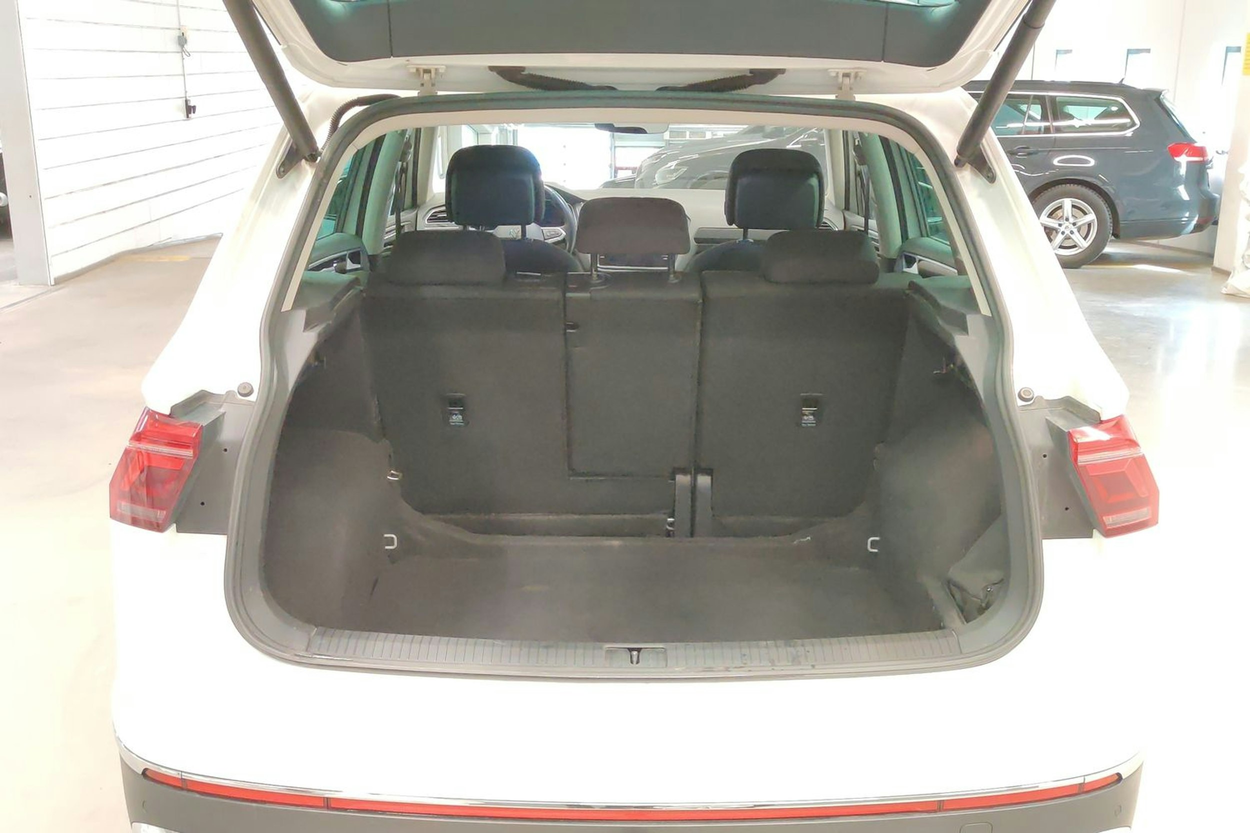 valkoinen Volkswagen Tiguan 2021 kuva 14.