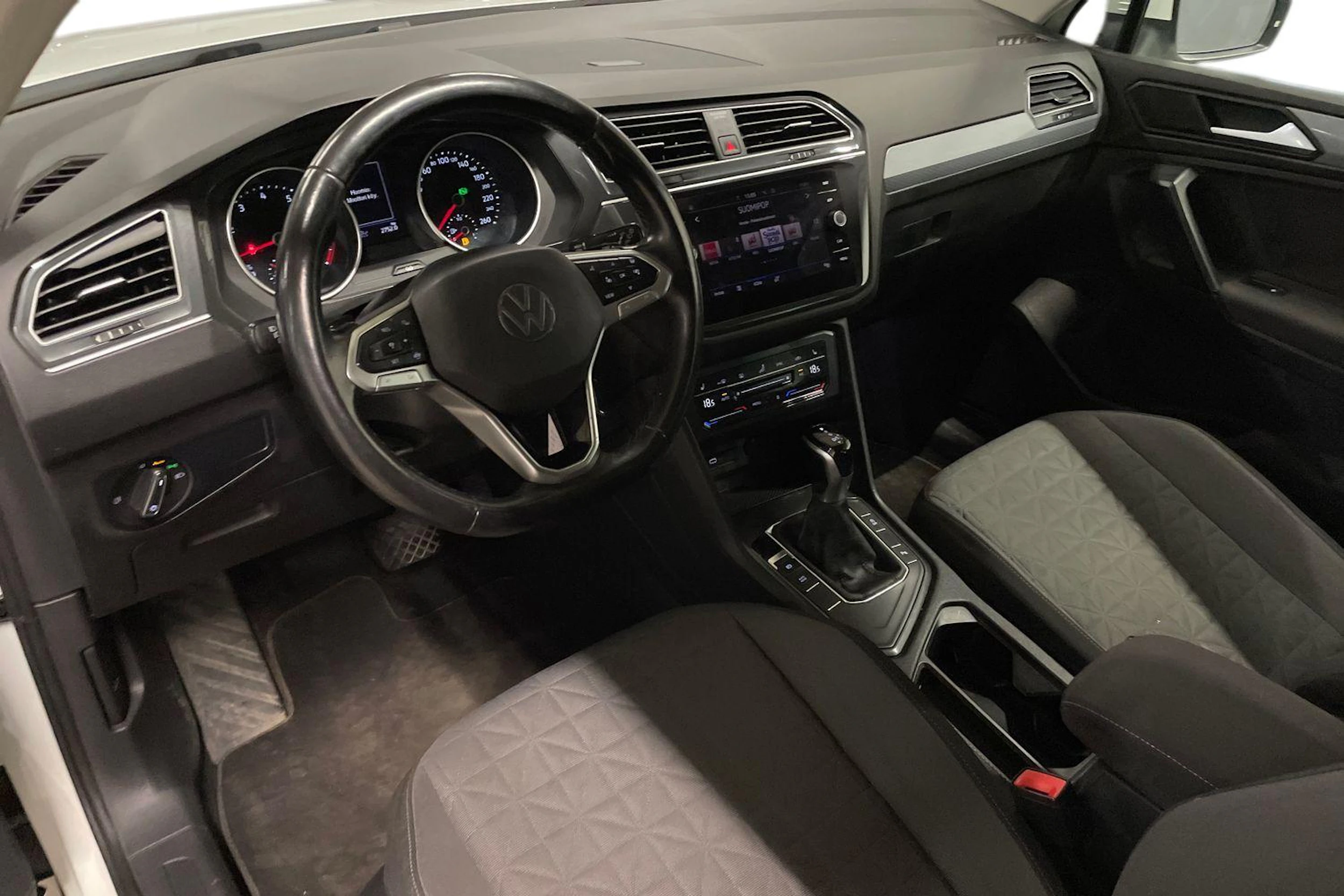valkoinen Volkswagen Tiguan 2021 kuva 6.