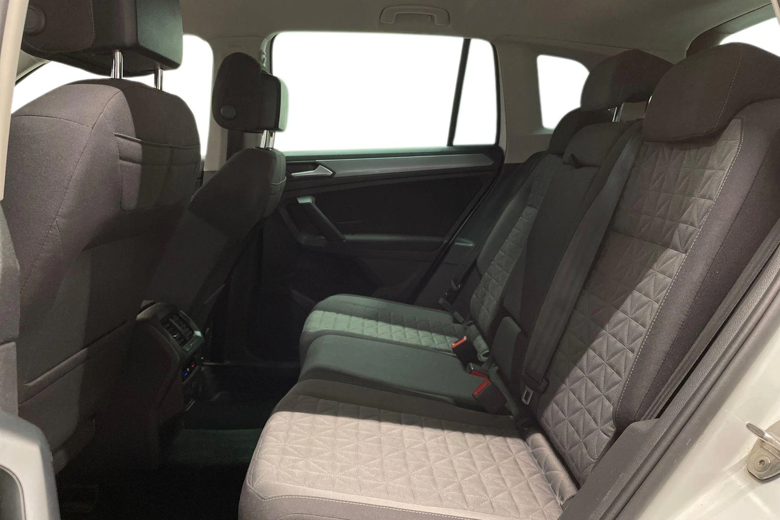 valkoinen Volkswagen Tiguan 2021 kuva 8.