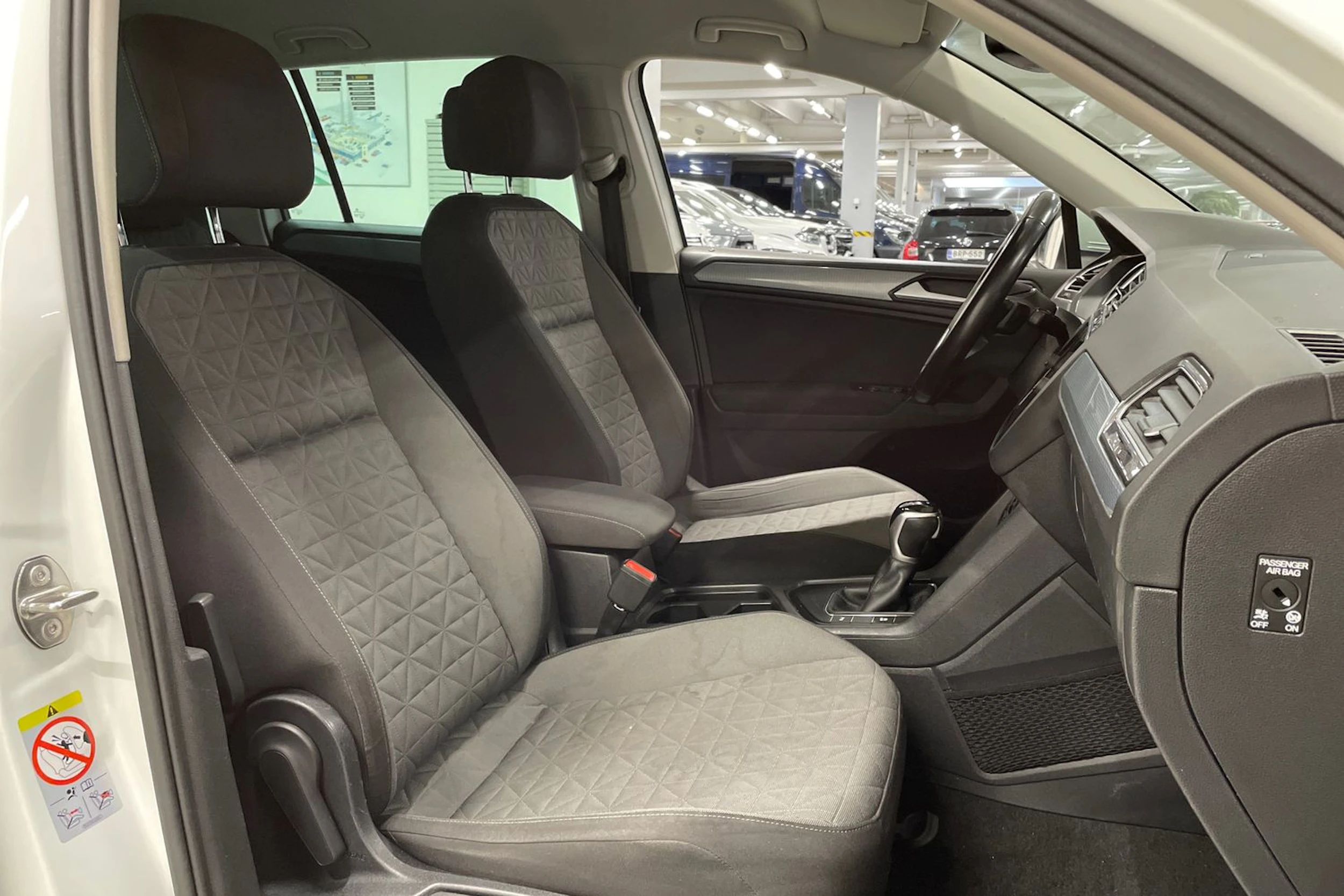 valkoinen Volkswagen Tiguan 2021 kuva 24.