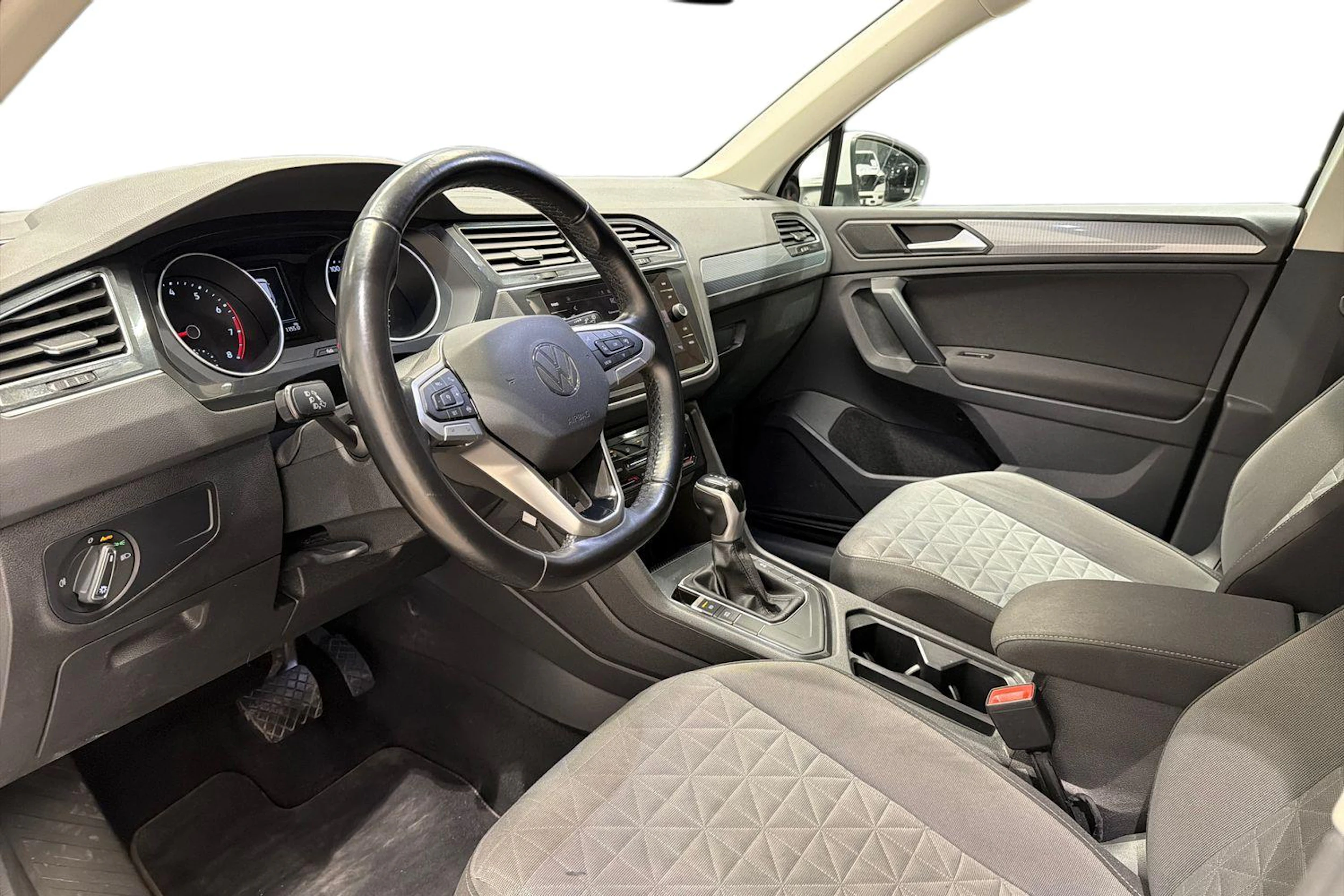 Valkoinen Volkswagen Tiguan 2021 kuva 8.