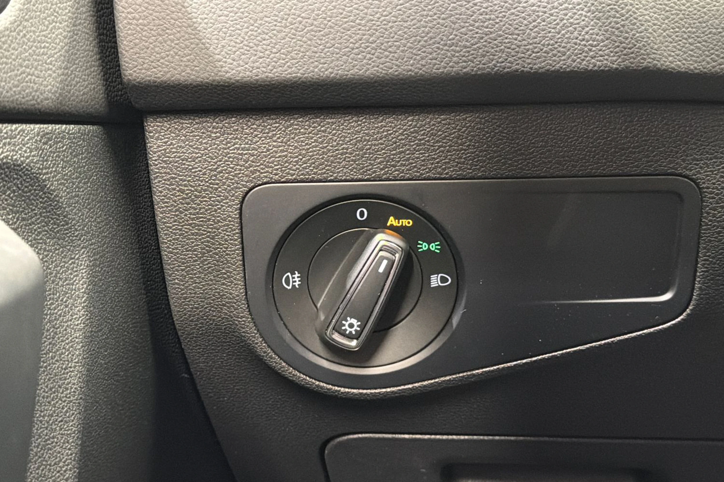 Valkoinen Volkswagen Tiguan 2021 kuva 16.