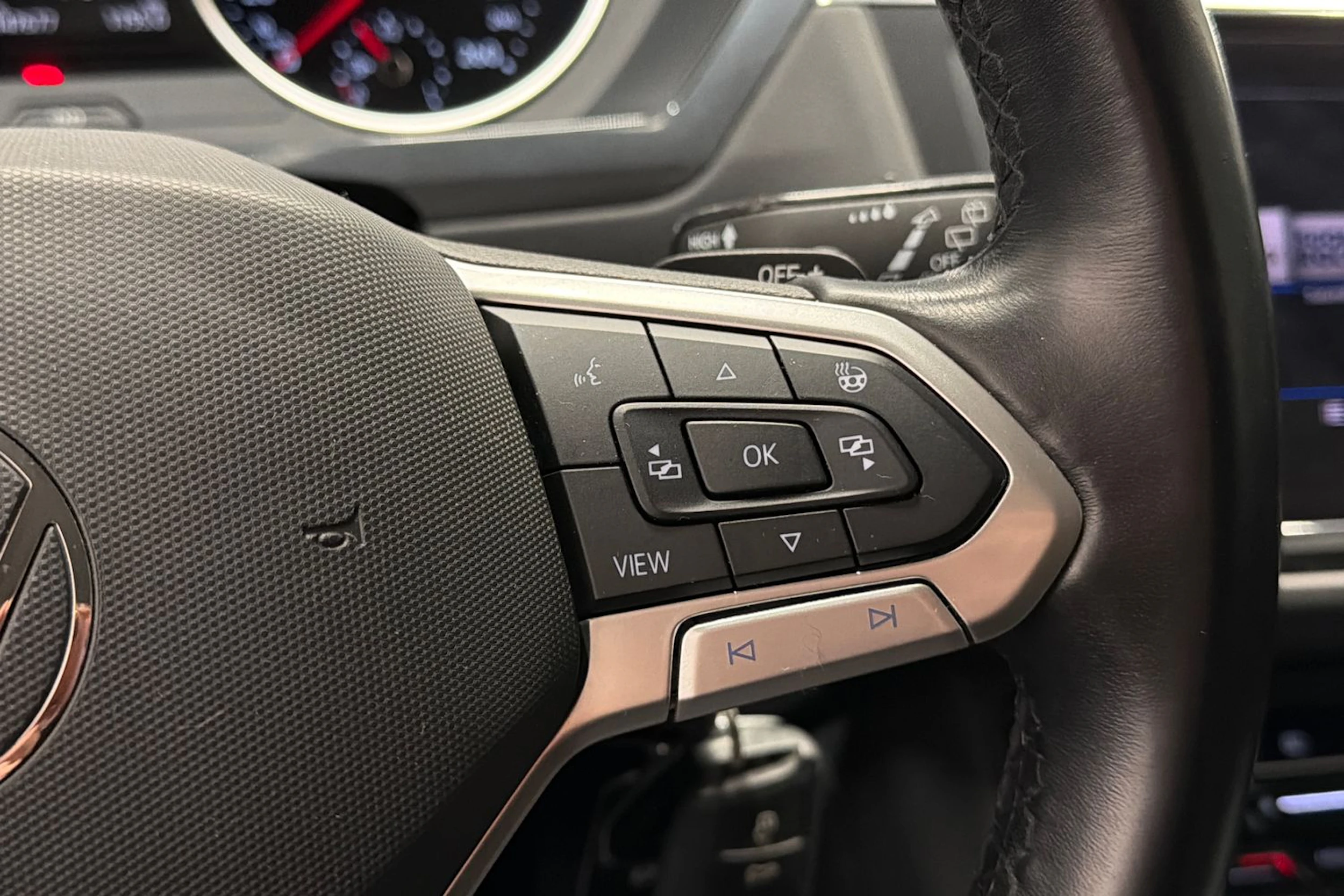 Valkoinen Volkswagen Tiguan 2021 kuva 18.