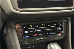 Valkoinen Volkswagen Tiguan 2021 kuva 23.