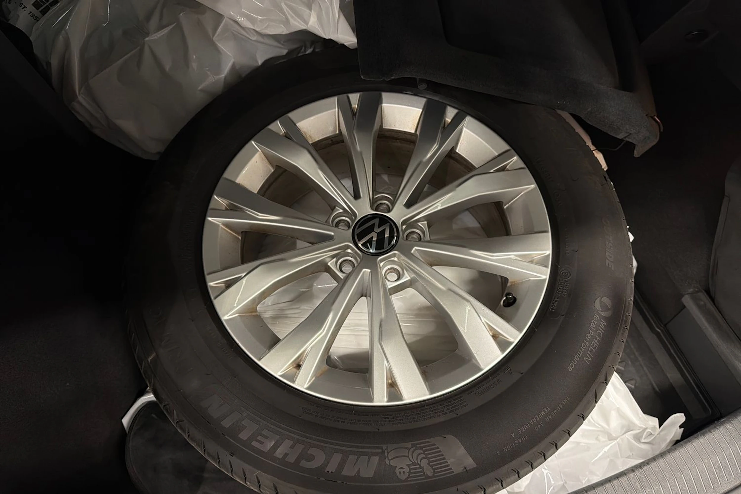 Valkoinen Volkswagen Tiguan 2021 kuva 29.