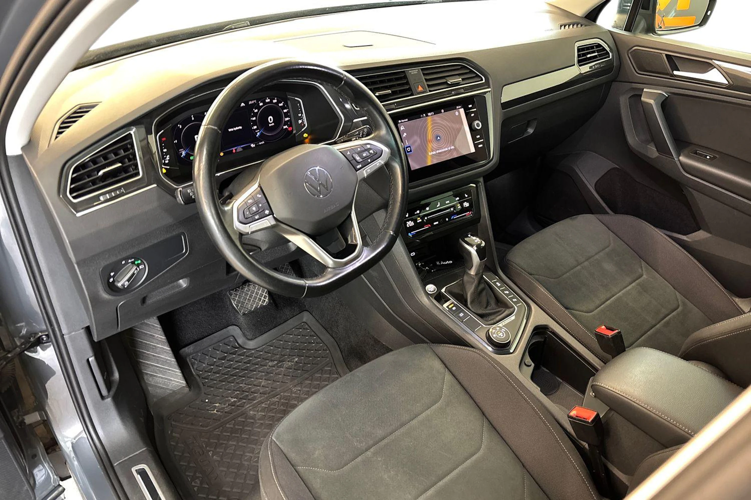 Harmaa Volkswagen Tiguan 2021 kuva 8.