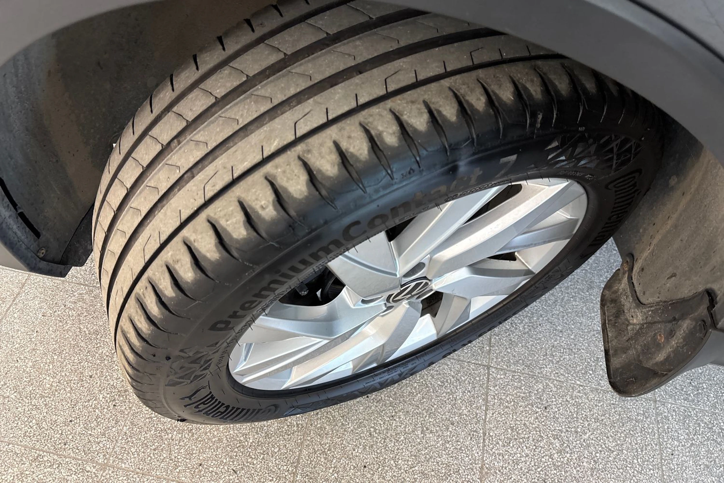 Harmaa Volkswagen Tiguan 2021 kuva 15.