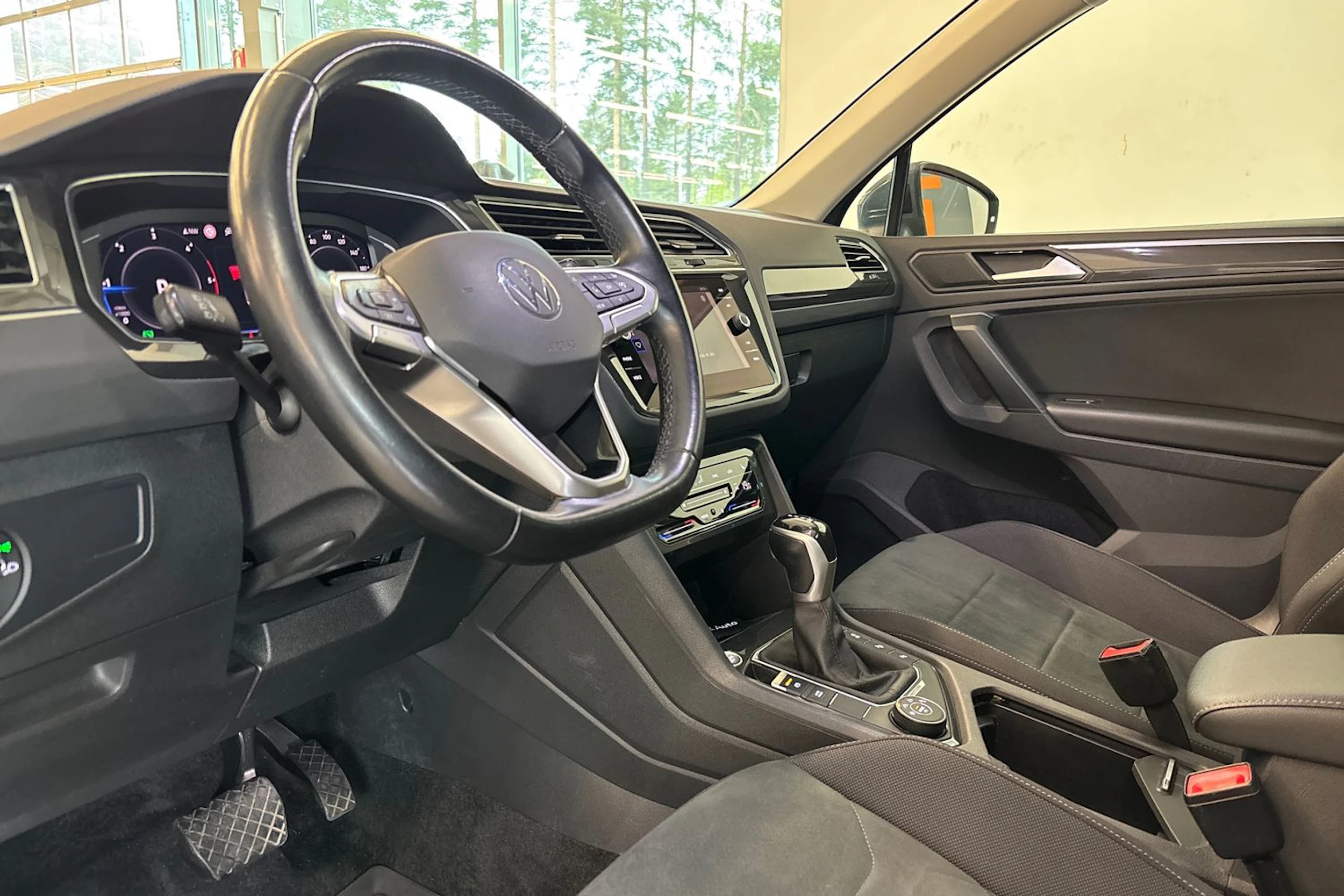 Harmaa Volkswagen Tiguan 2021 kuva 17.
