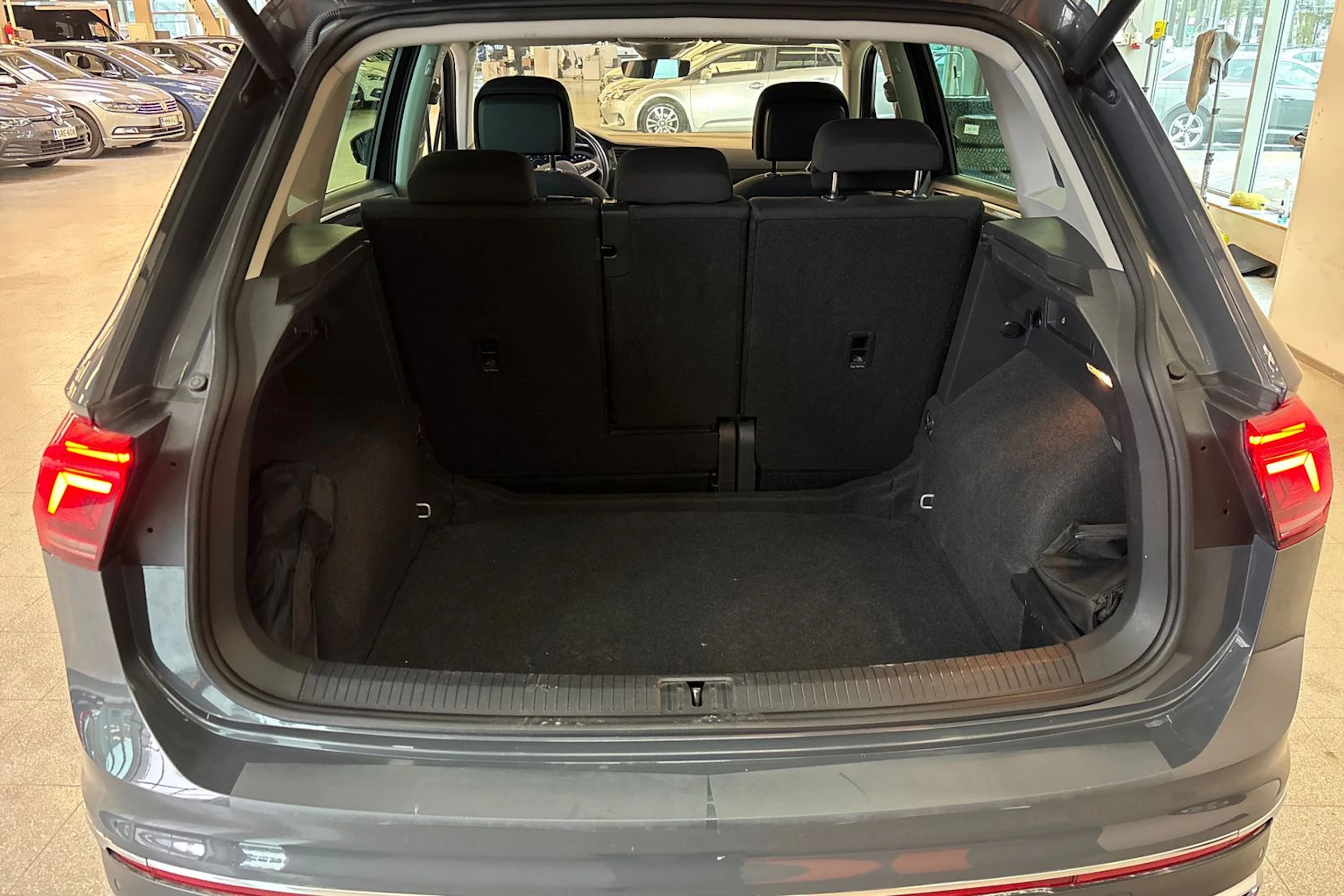 Harmaa Volkswagen Tiguan 2021 kuva 28.