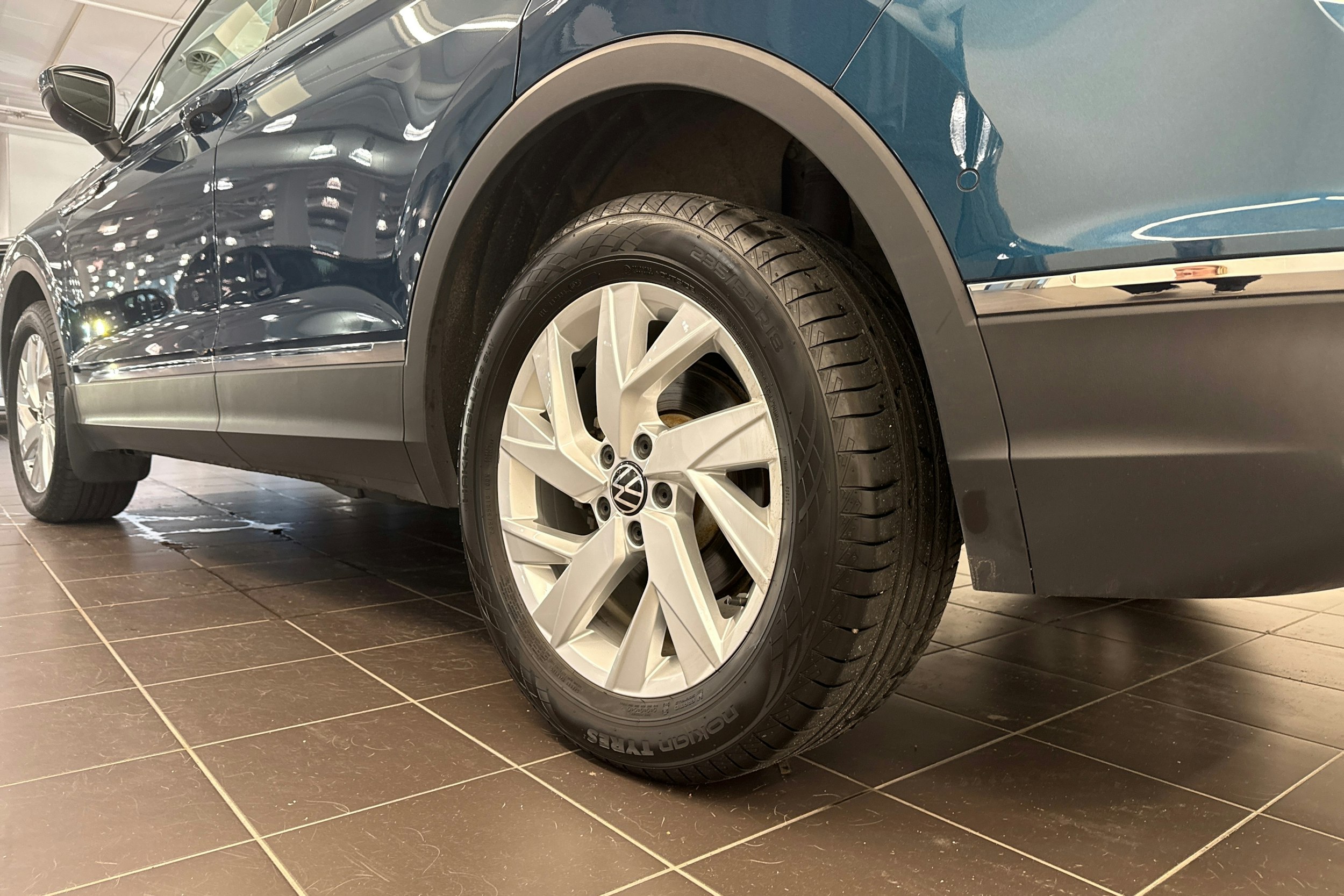 sininen Volkswagen Tiguan 2021 kuva 13.