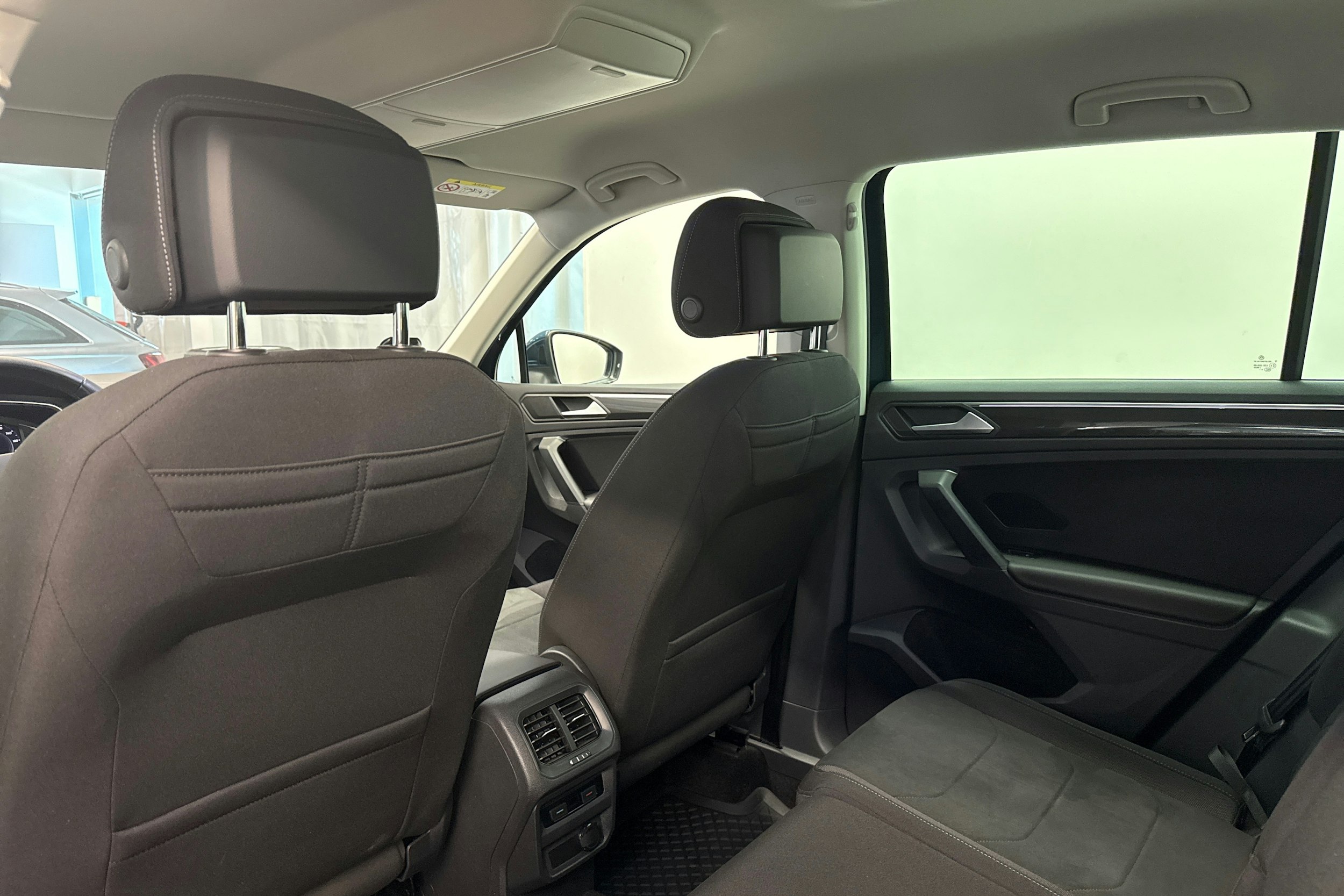 sininen Volkswagen Tiguan 2021 kuva 14.