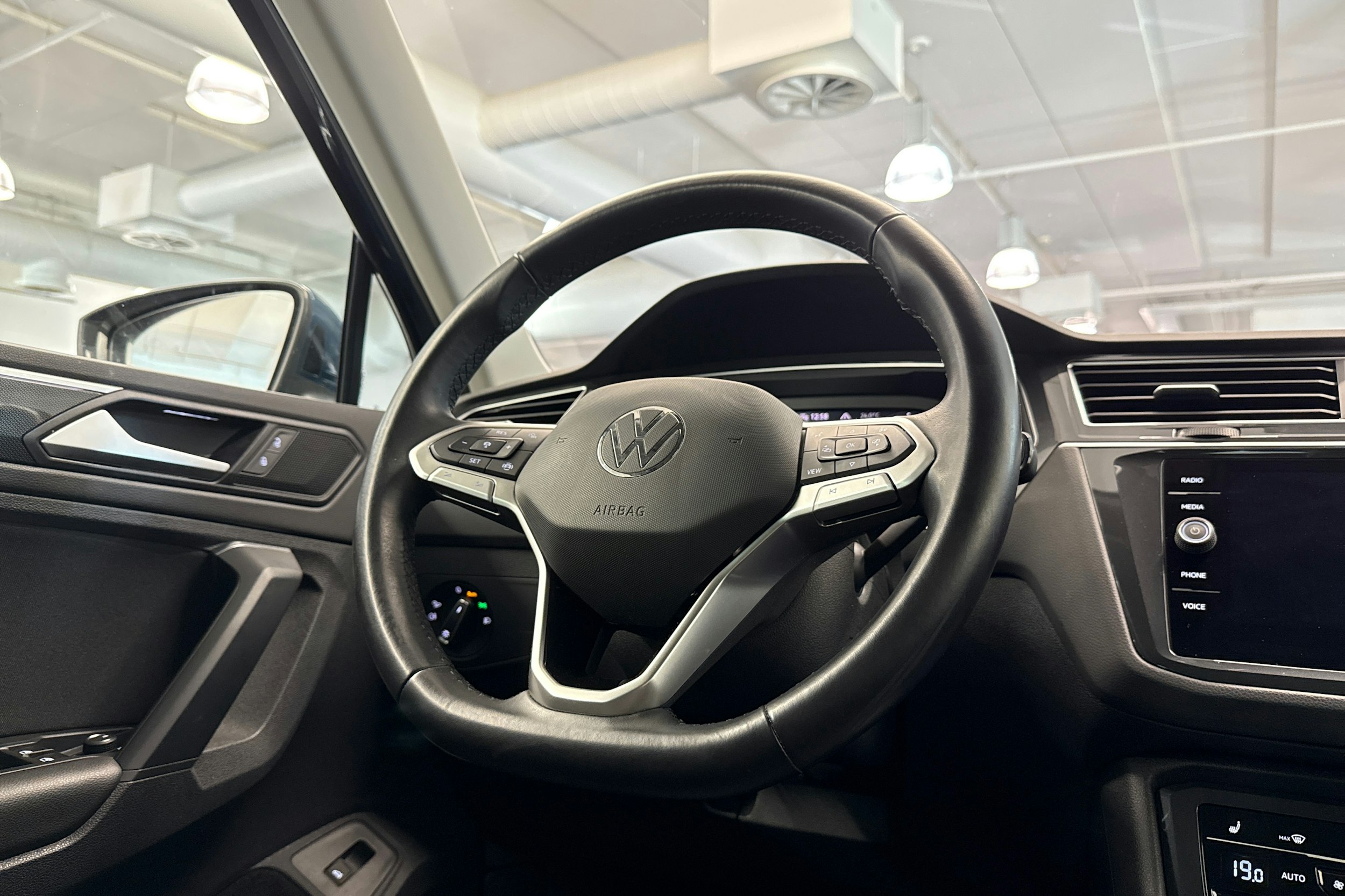 sininen Volkswagen Tiguan 2021 kuva 17.