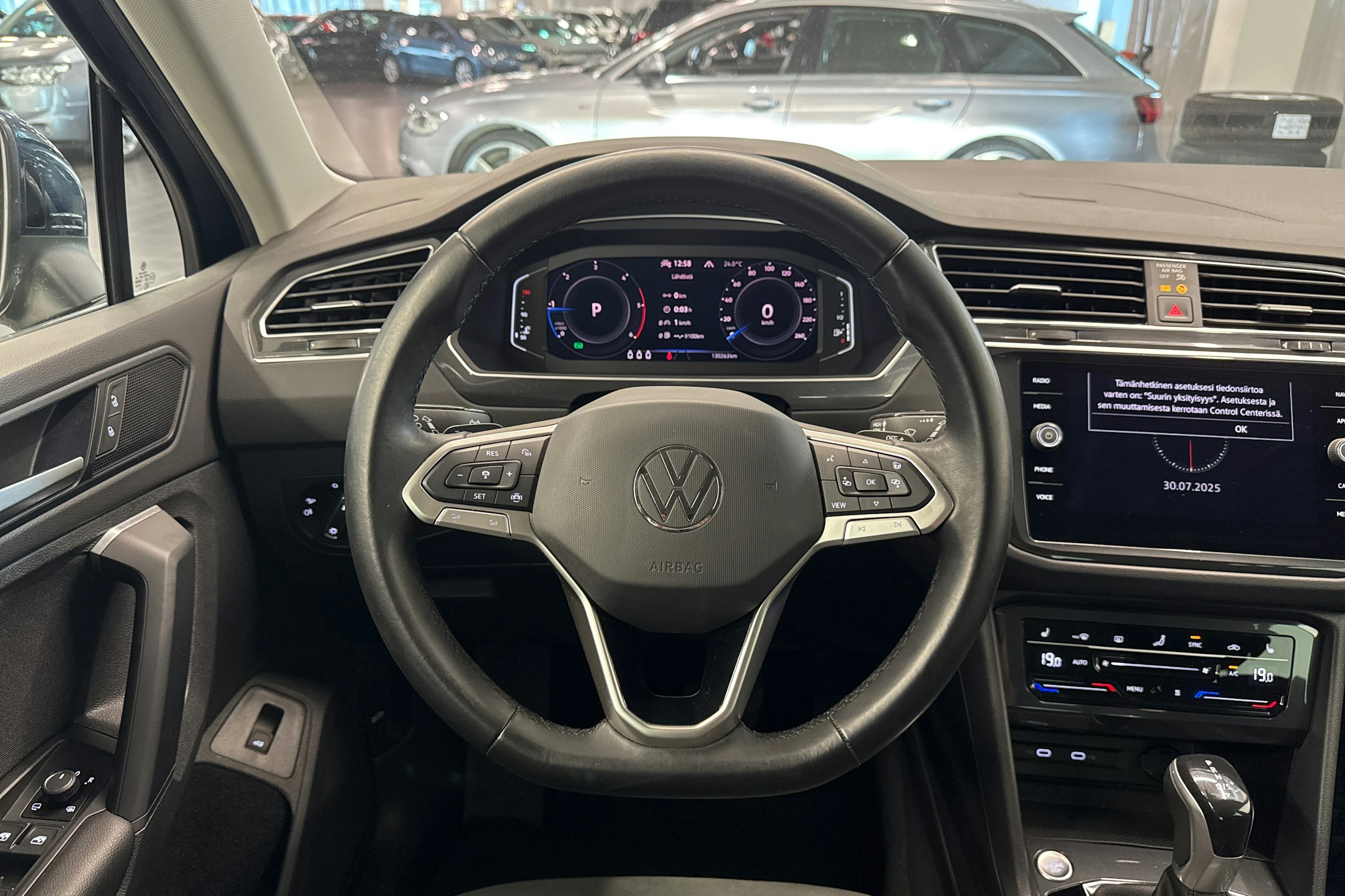 sininen Volkswagen Tiguan 2021 kuva 18.