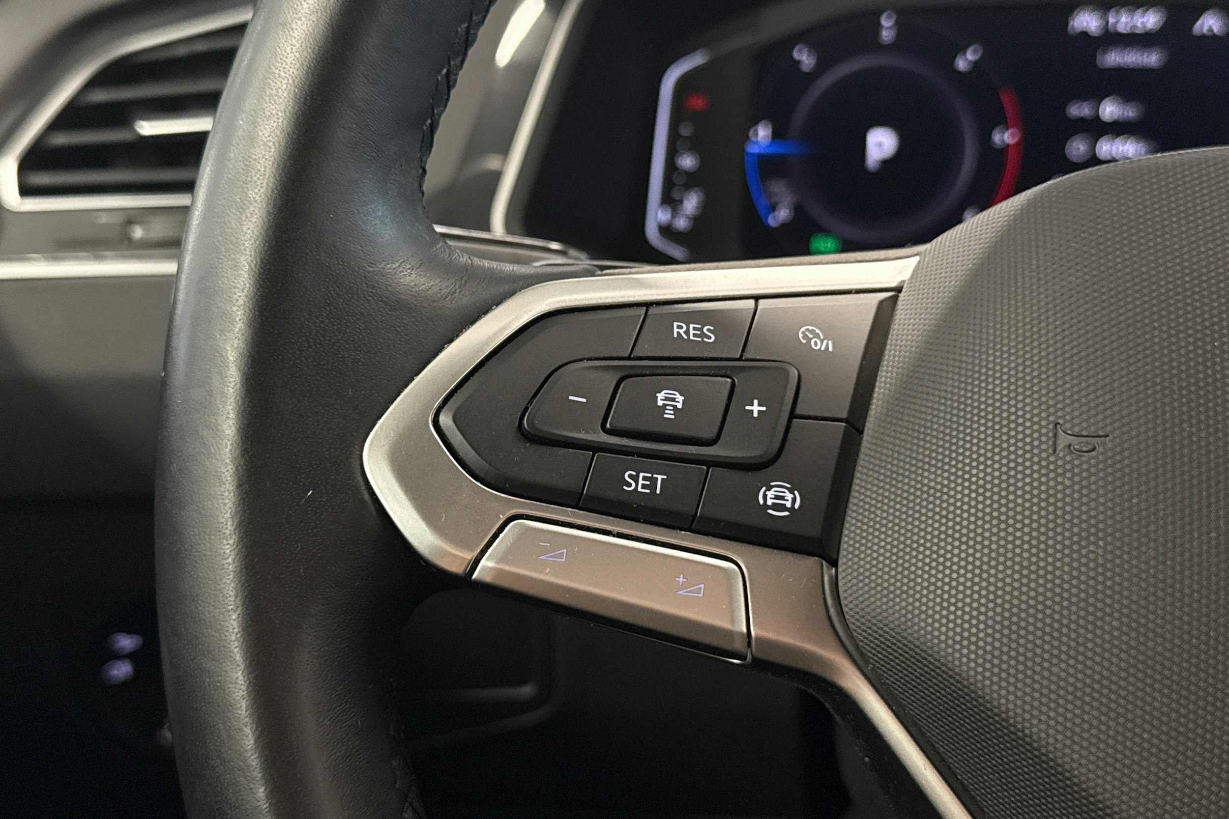 sininen Volkswagen Tiguan 2021 kuva 22.