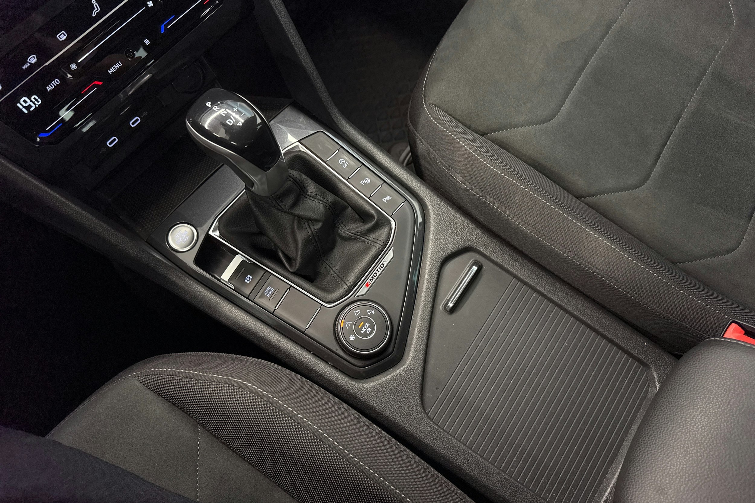 sininen Volkswagen Tiguan 2021 kuva 26.