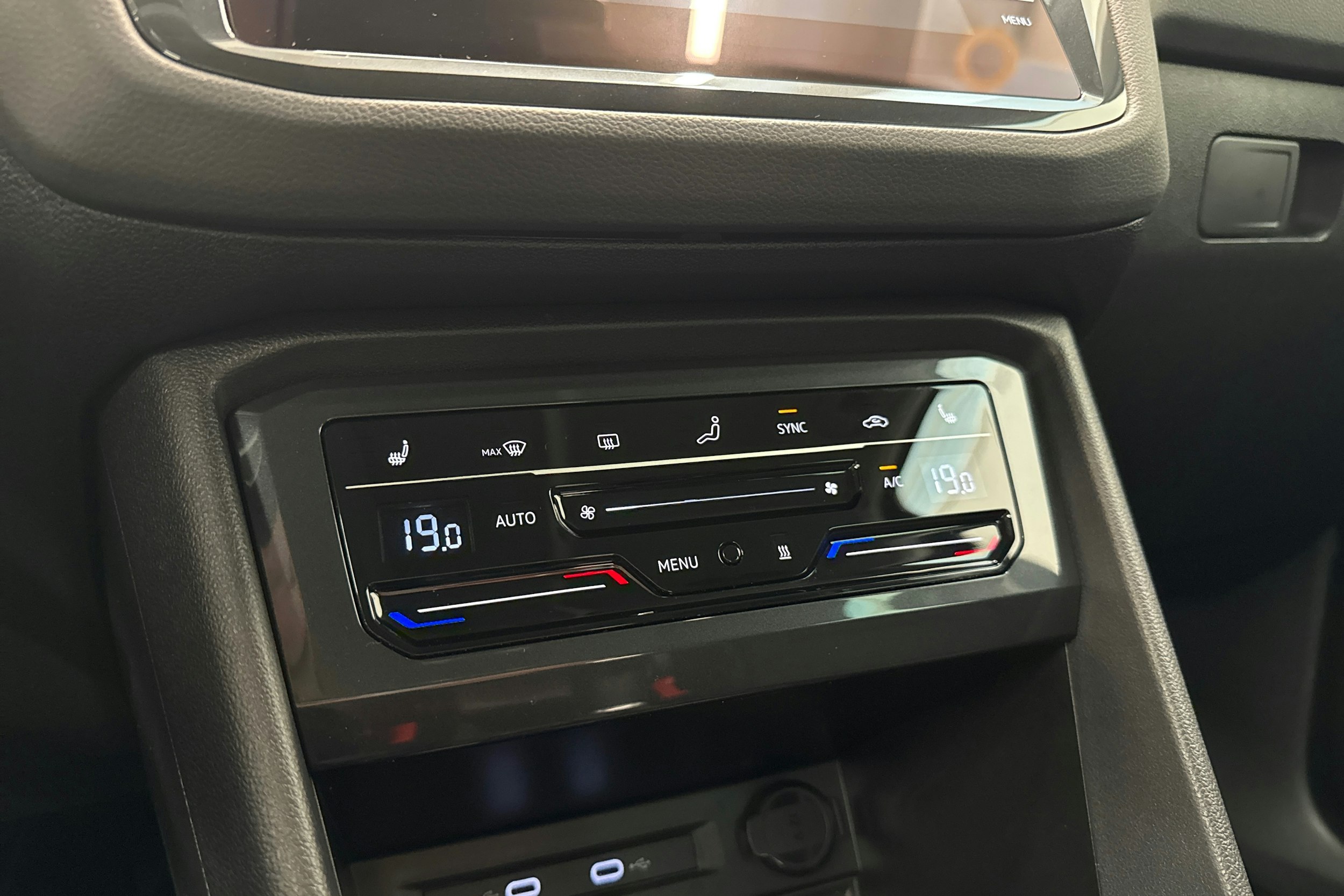sininen Volkswagen Tiguan 2021 kuva 27.