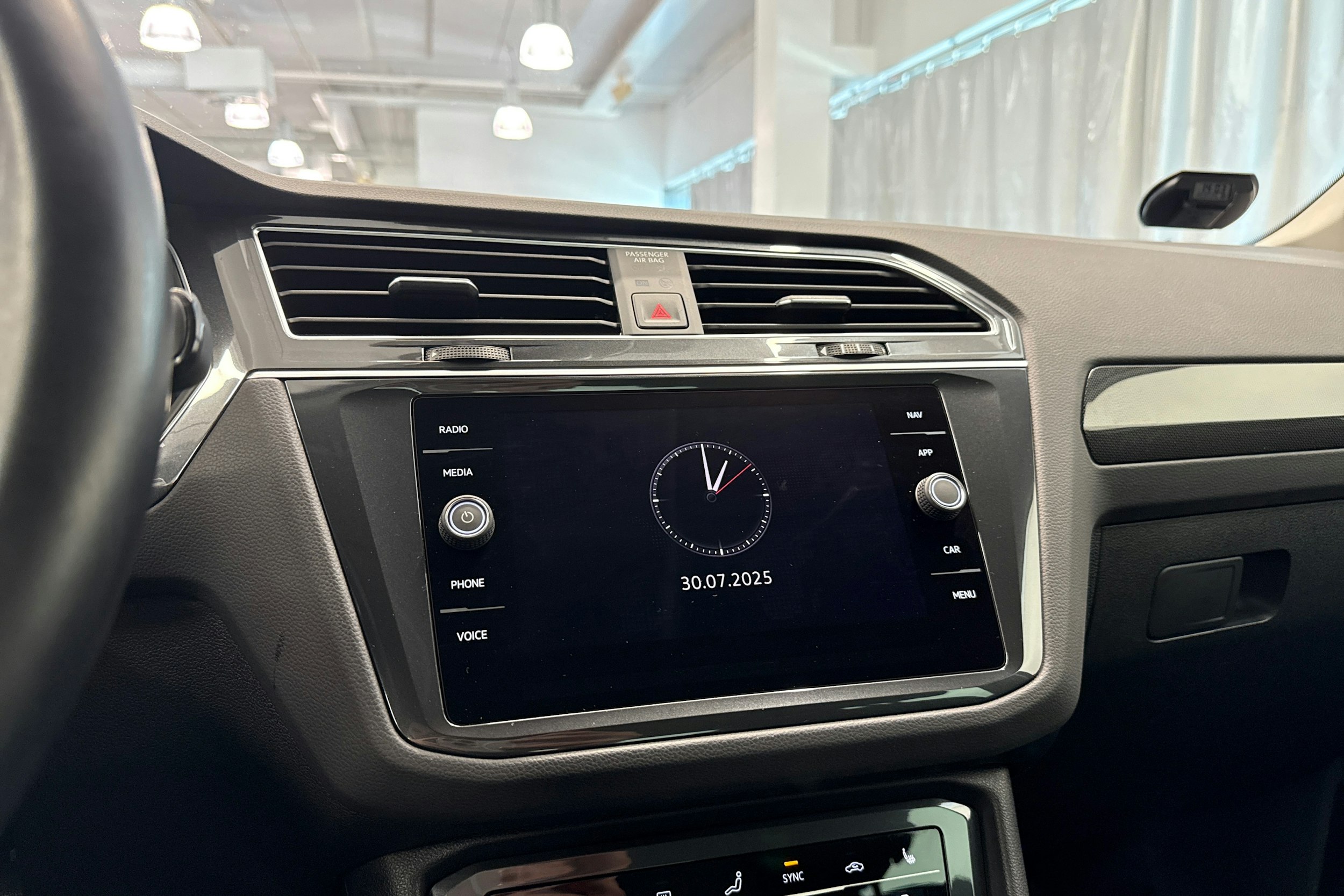sininen Volkswagen Tiguan 2021 kuva 28.