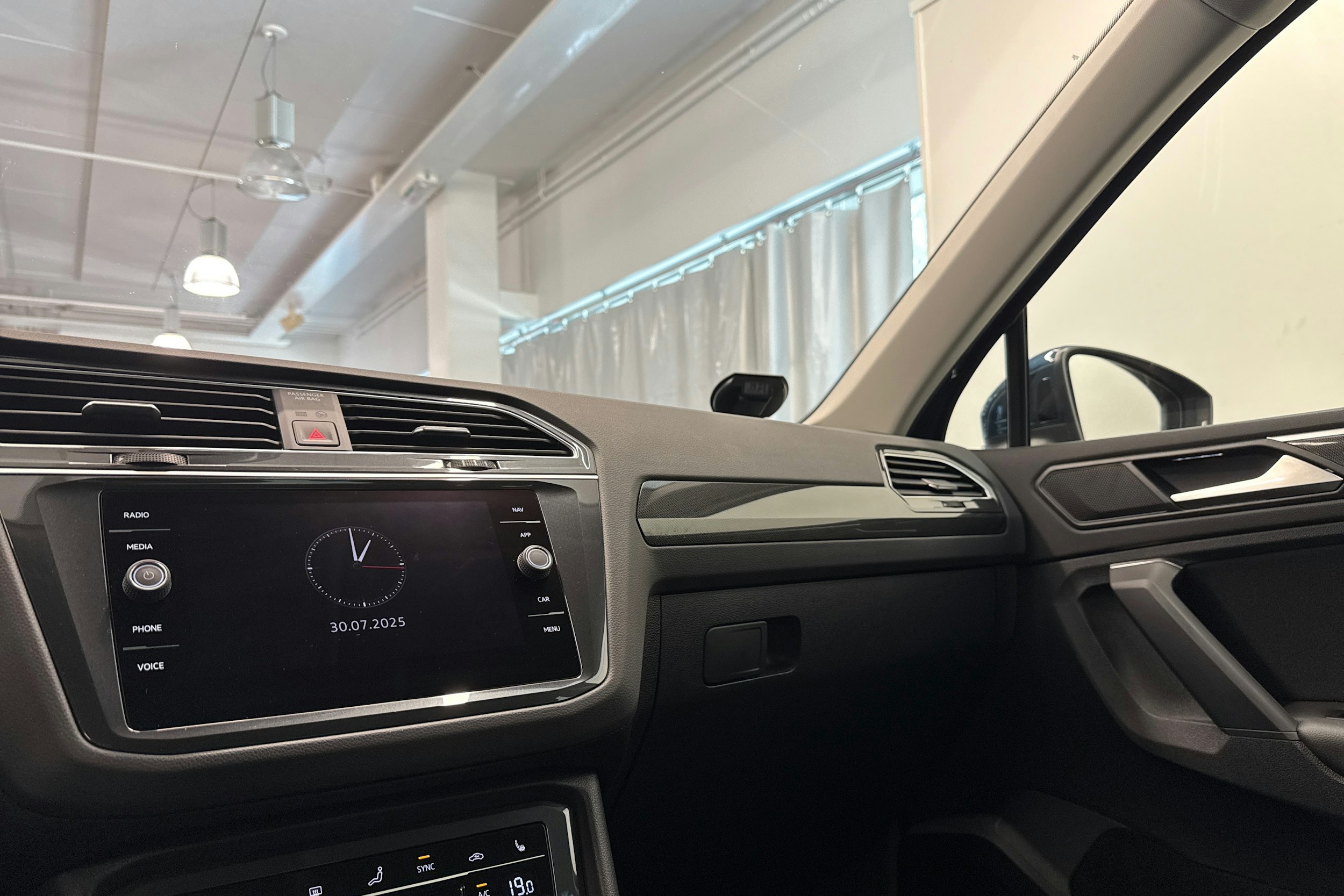 sininen Volkswagen Tiguan 2021 kuva 29.