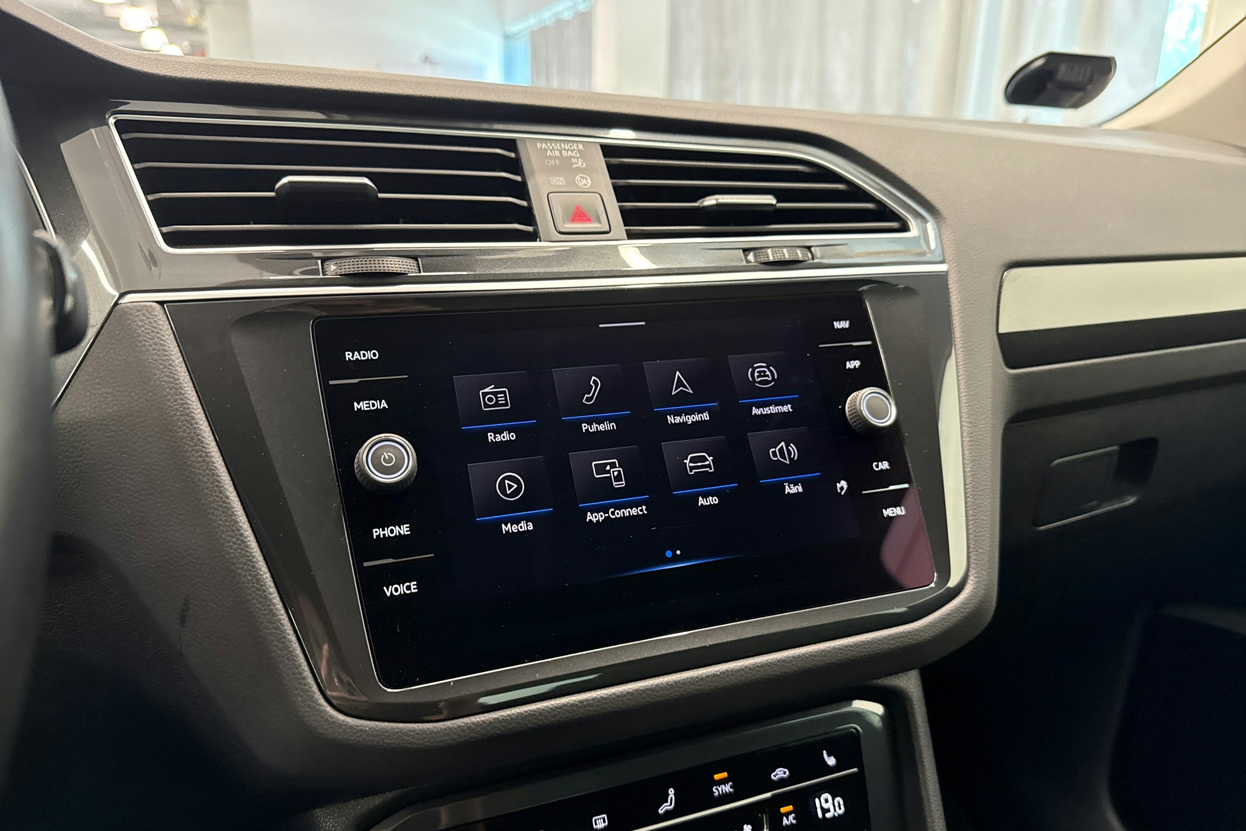 sininen Volkswagen Tiguan 2021 kuva 30.