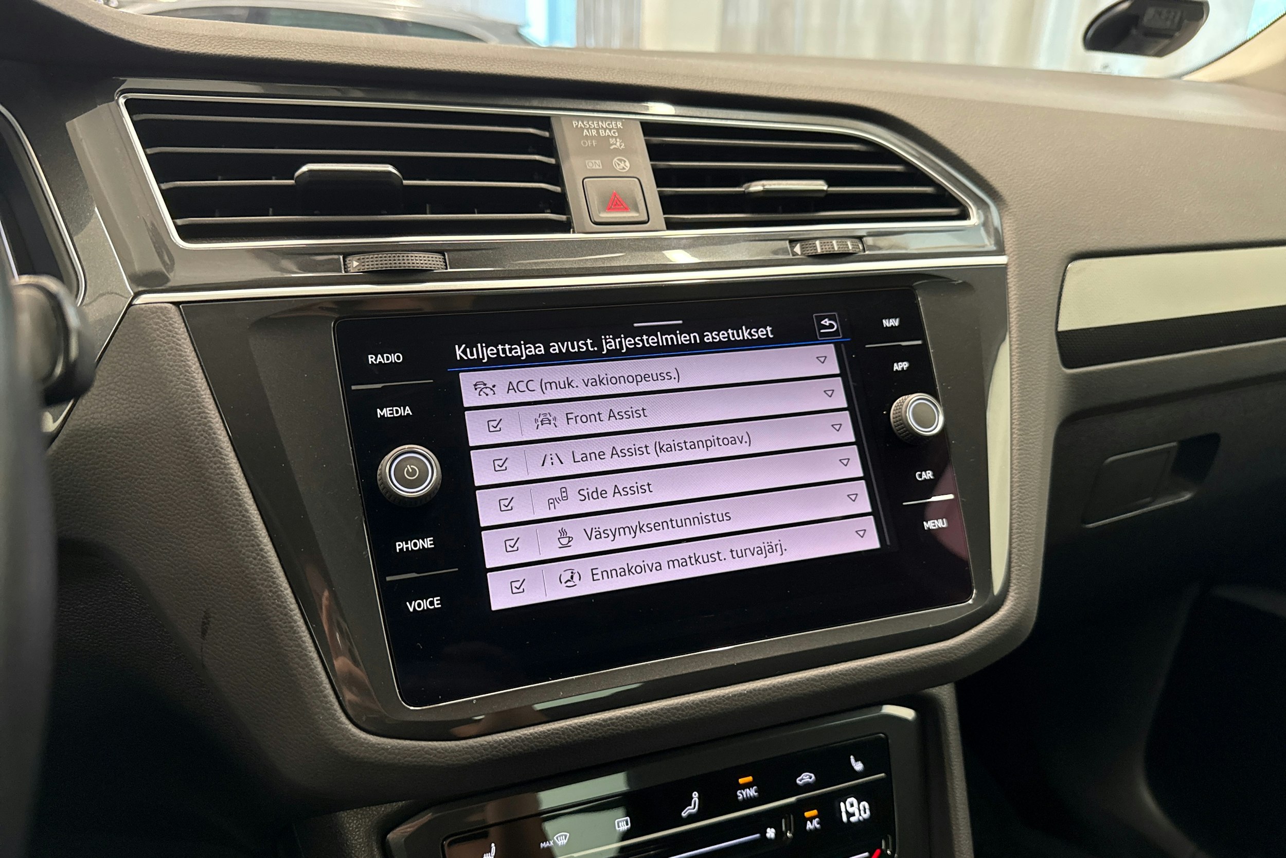 sininen Volkswagen Tiguan 2021 kuva 33.